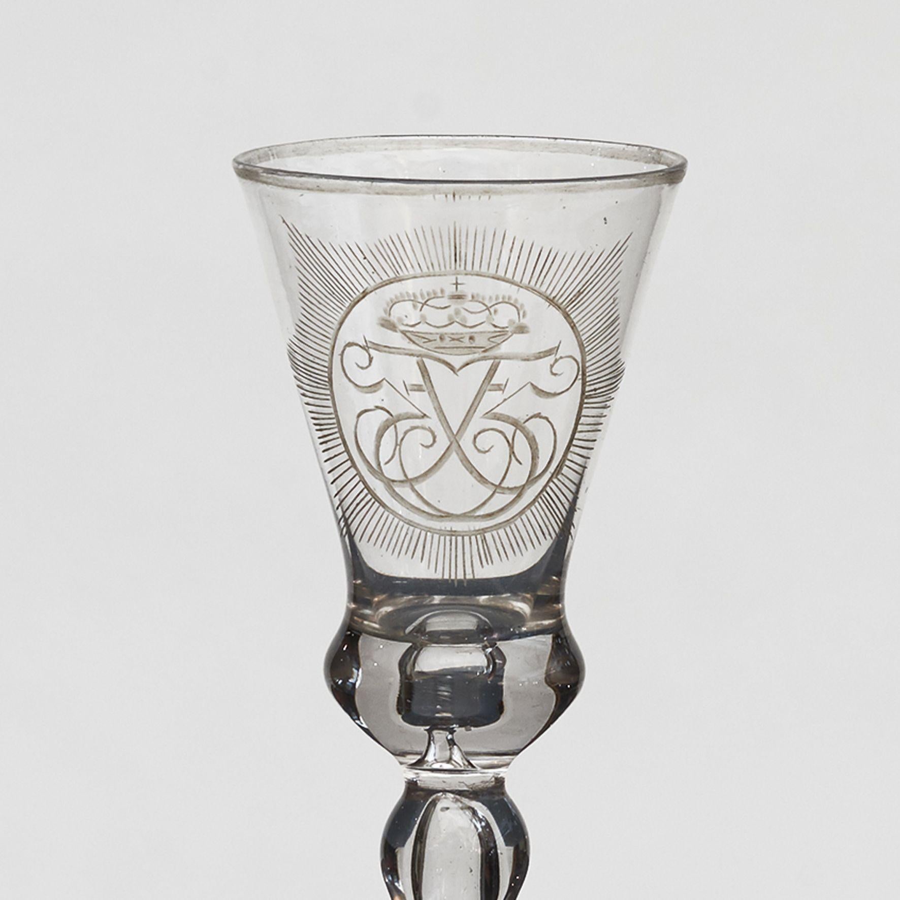 Glas mit Kronen-Monogramm von Frederik V. aus „Kristallwüste“ im Angebot 2