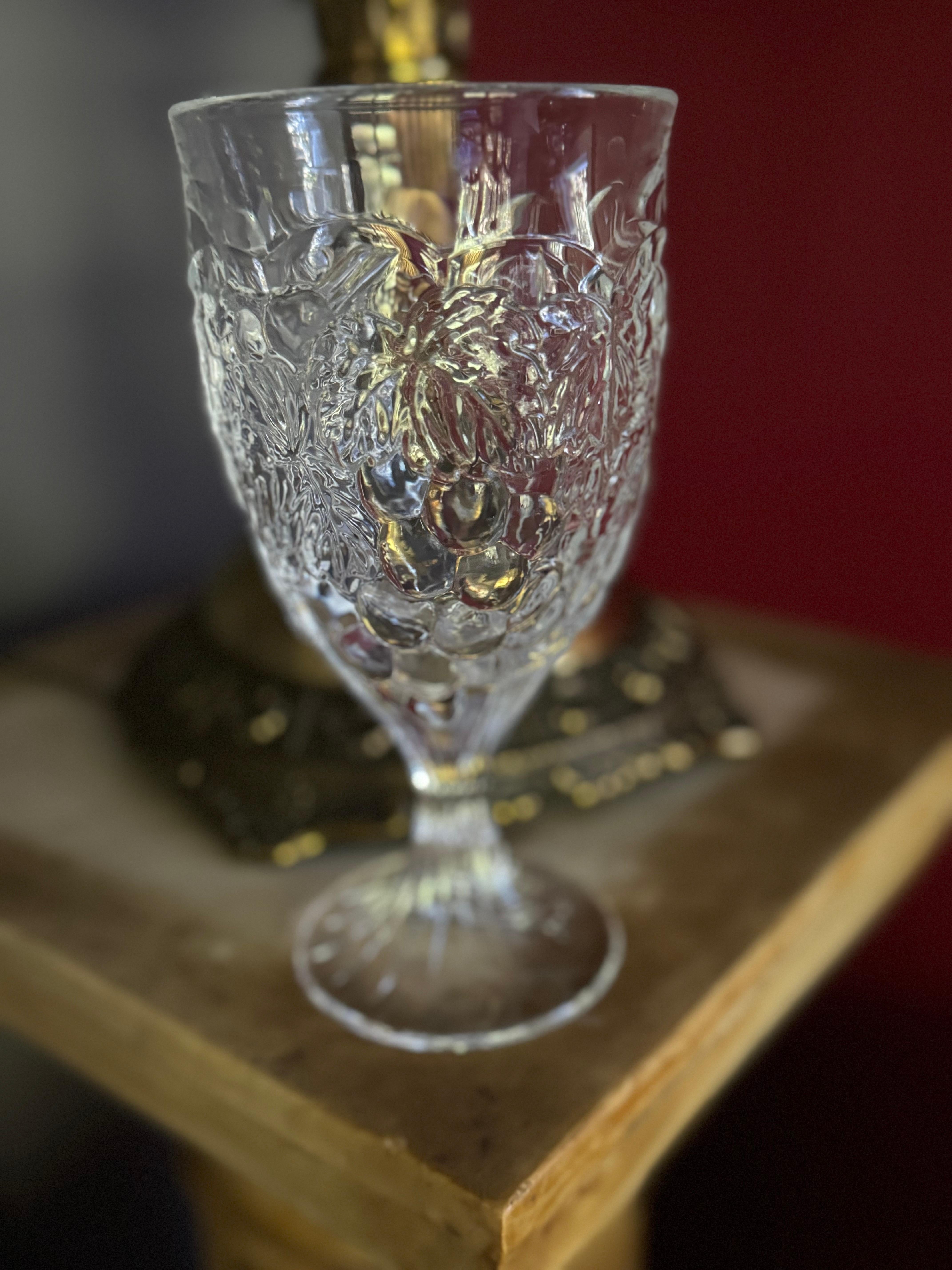 Vintage  Set di 17 bicchieri da tè e da vino Noritake Clear Arbor - bicchieri con uva e foglie in rilievo - ottimo regalo per le occasioni speciali. È in ottime condizioni, senza scheggiature, crepe o riparazioni. Senza alcun segno evidente di