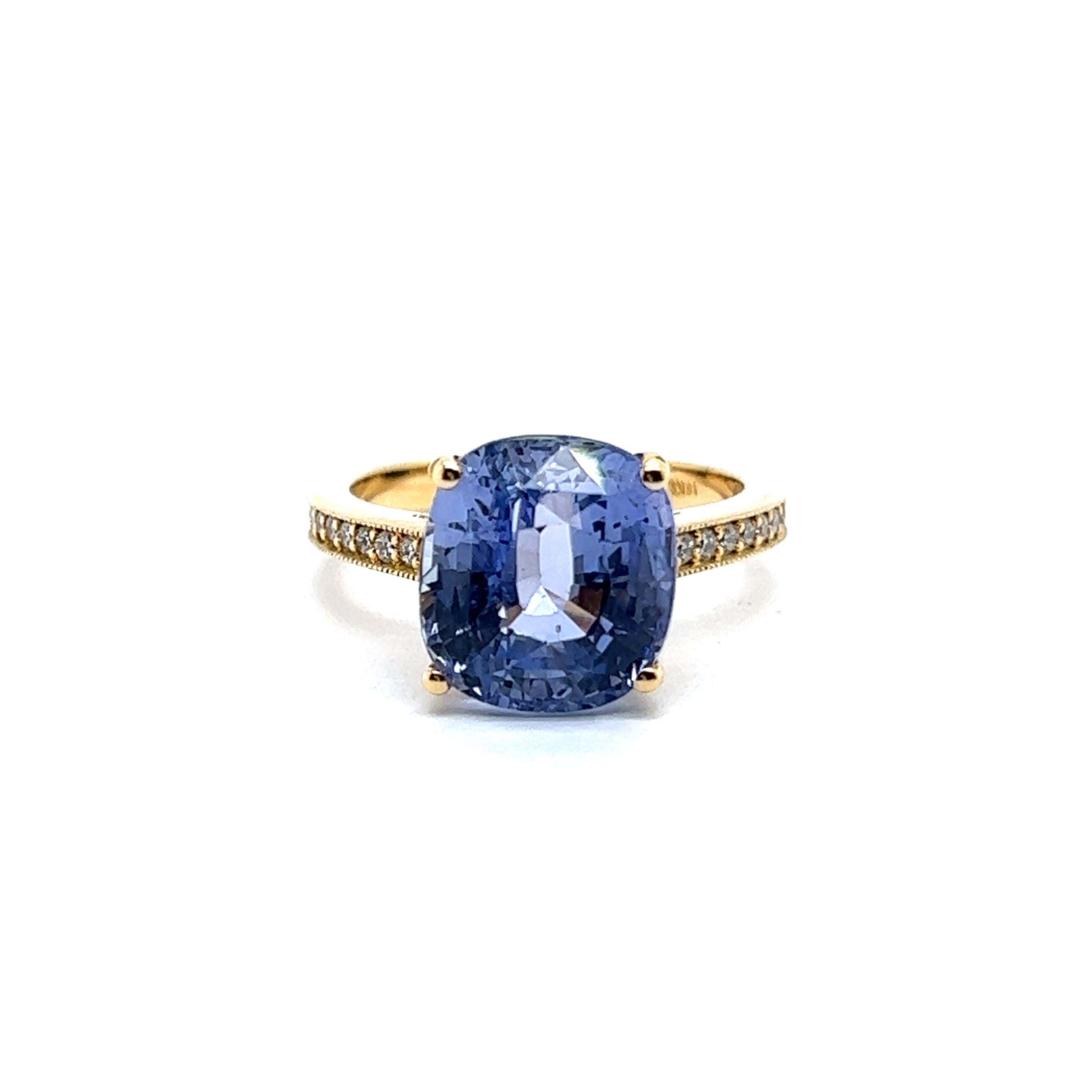 Cette exquise bague en or jaune 18 carats est un chef-d'œuvre radieux qui allie sans effort luxe et rareté.
 
En son cœur se trouve un saphir NTE exceptionnel de 9,41 carats, connu pour son extraordinaire teinte bleu-violet, une rareté dans le monde