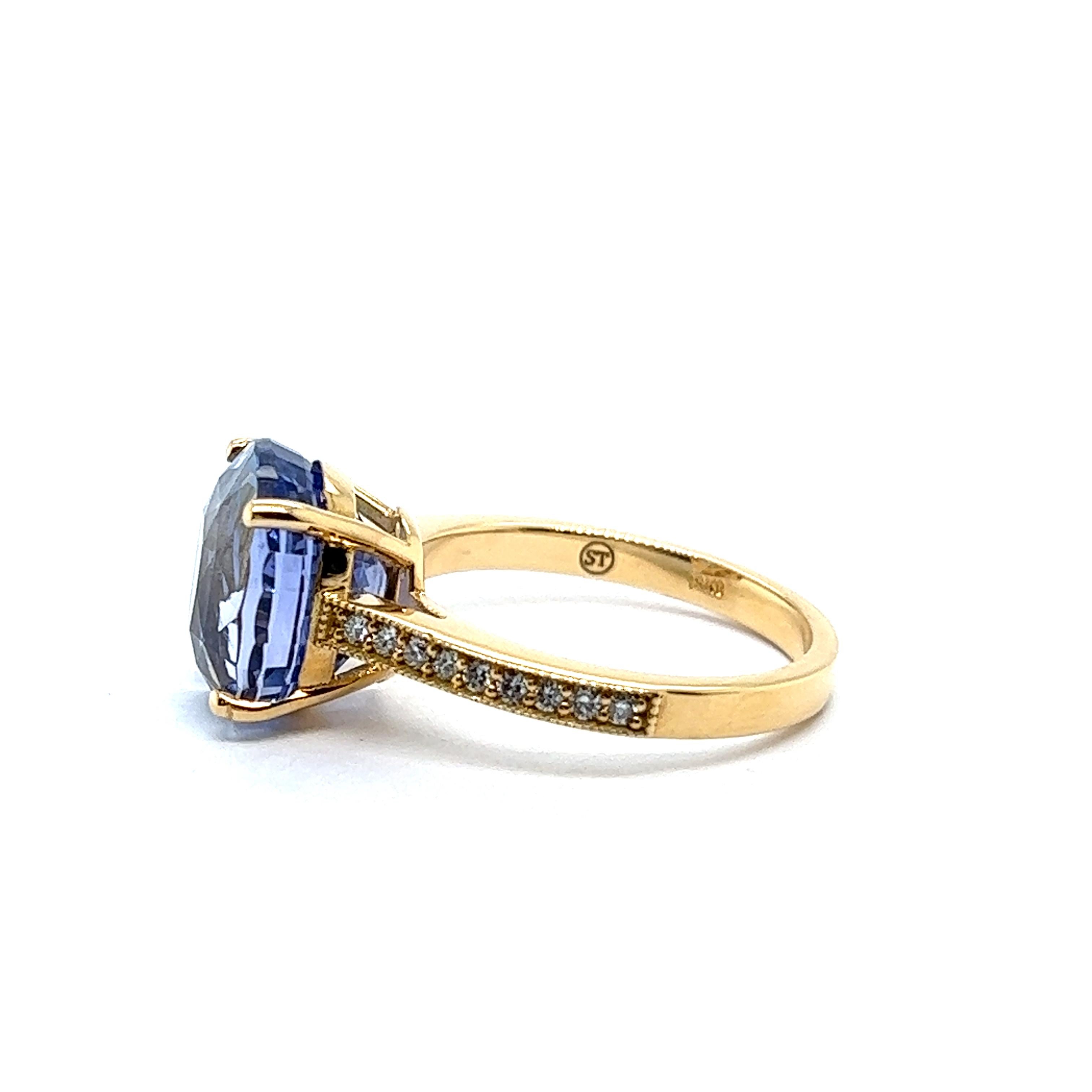 Modern Blue Sapphire NTE Ring with Diamonds in Yellow 18 Karat Gold For Sale