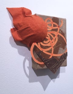 iRobot v.6.67 i del artista callejero NTEL, escultura mural de técnica mixta en tonos tierra