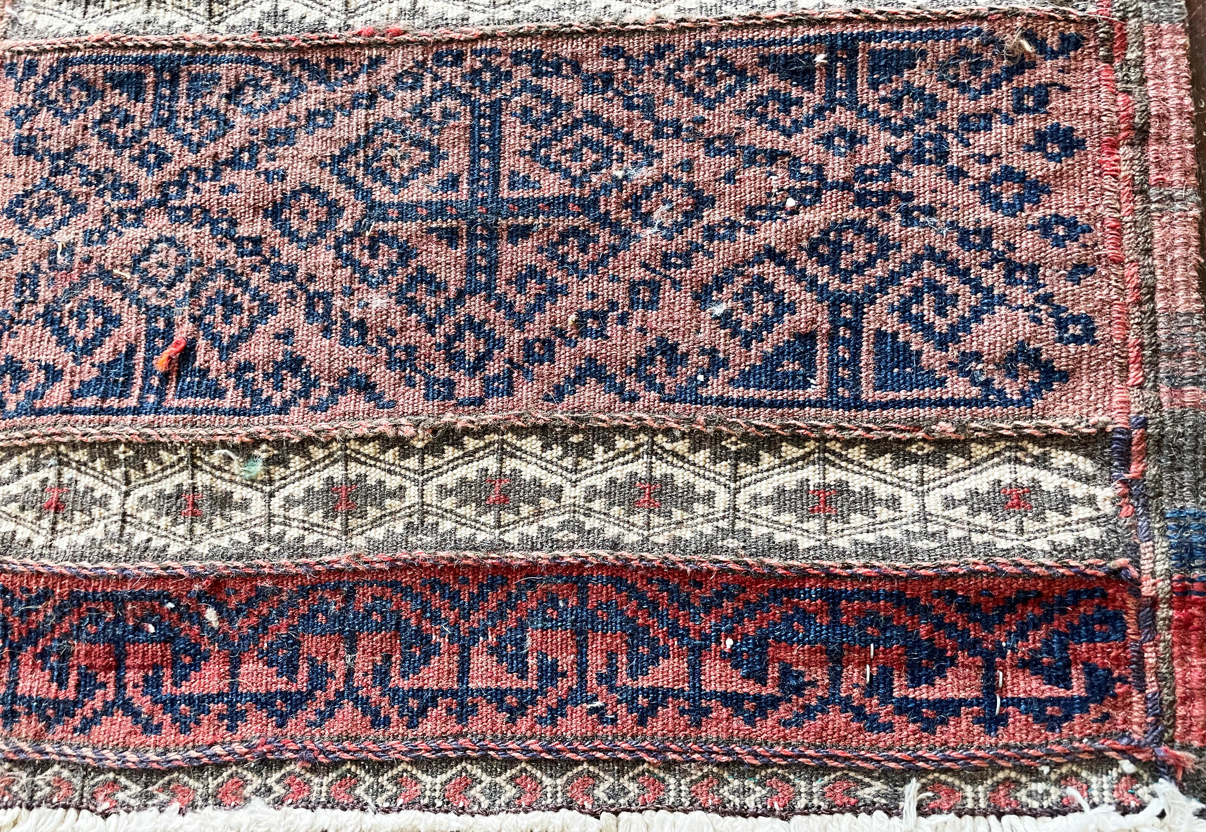 
Dieser Teppich ist in ausgezeichnetem Zustand, gereinigt und nicht fleckig, die Enden und Bindungen des Teppichs sind intakt wie ursprünglich und es hat keine Reparaturen. Es gibt keine Risse, Brüche oder Löcher.
Die MATERIALIEN sind aus pflanzlich