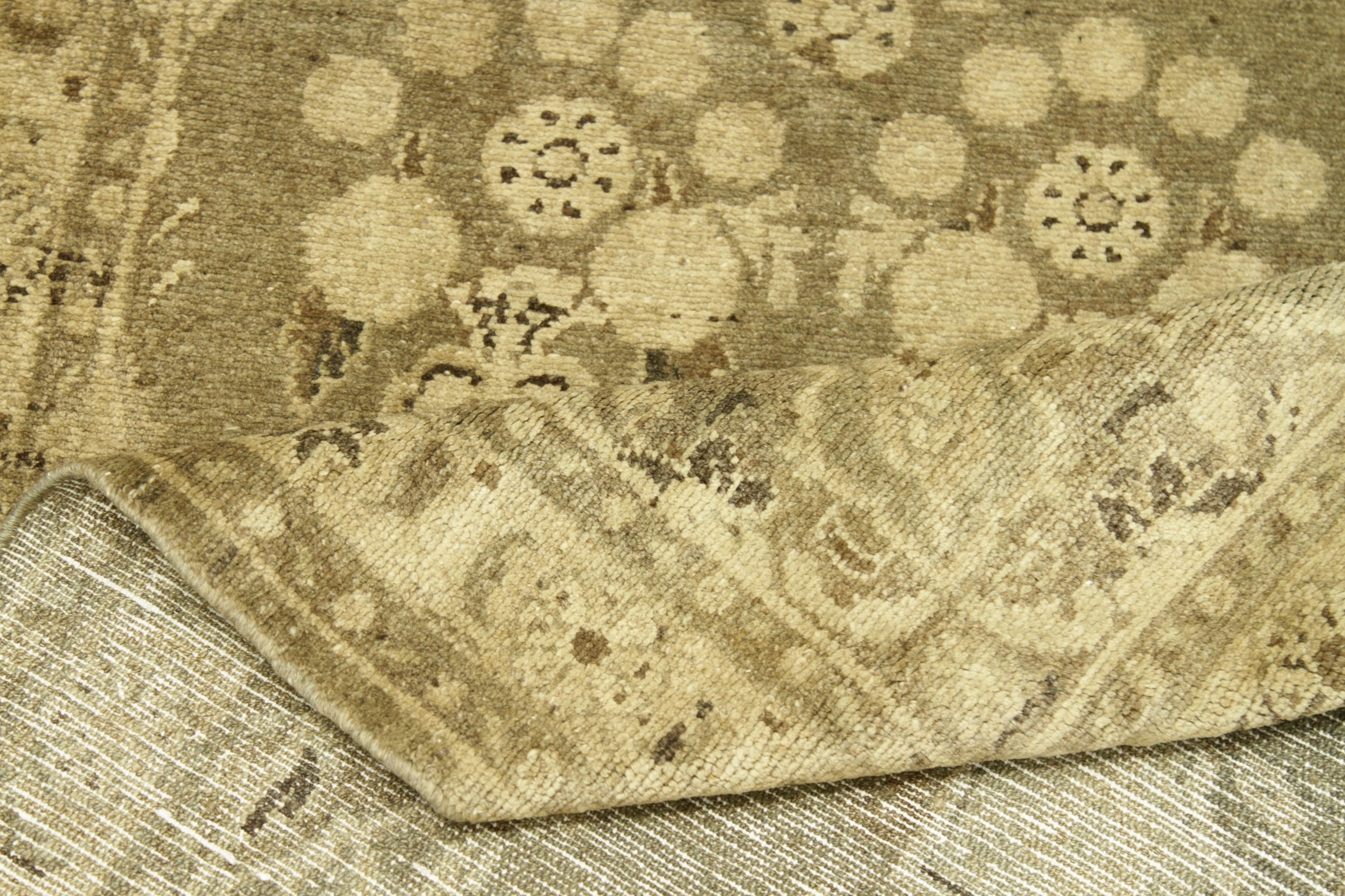 Milieu du XXe siècle Tapis persan ancien rempli de motifs de motifs Hamedan des années 1950 en vente