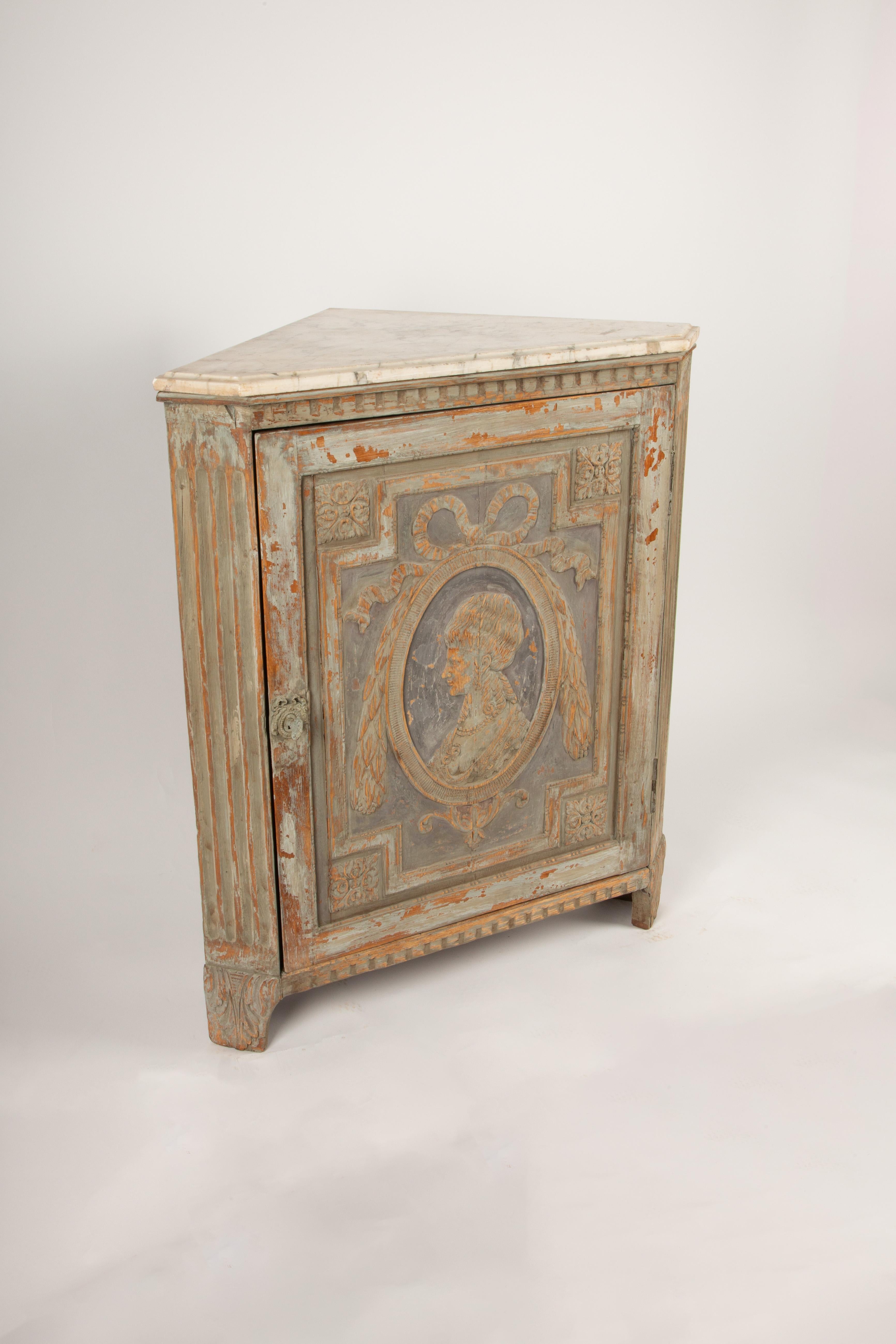 Intricately Carved 18th/19th-Century Gustavian Corner Cabinet with Marble Top In Good Condition In New York, NY