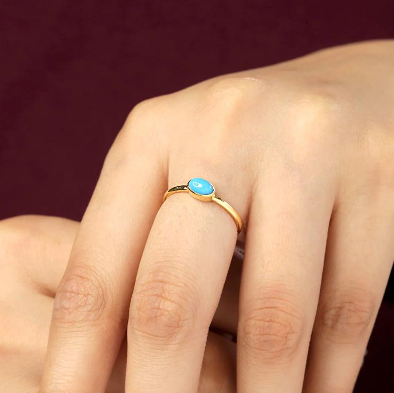 Este anillo desenfadado y sencillo está hecho de oro de 18 quilates y engastado con una gema turquesa. El diseño texturizado del anillo le da un aspecto único.

Especificaciones:

Dimensiones: Tamaño del anillo-7,25 US, parte superior-4*7 MM
Peso