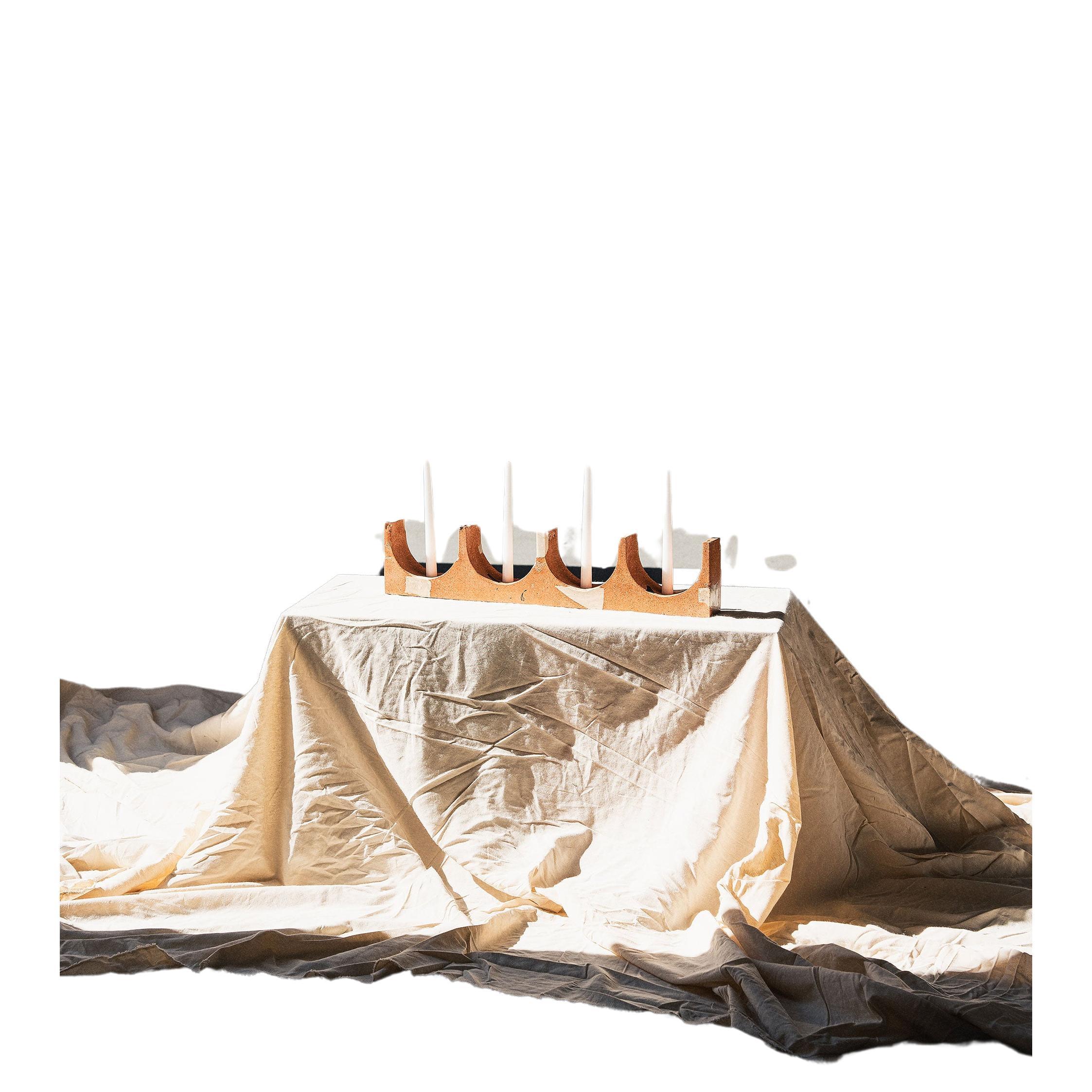 Portacandele per quattro candele realizzato con mattoni di ceramica riciclata frantumati, vetro e aggregati di marmo beige Bahia riciclati.
*Viene fornito con 4 CANDELE NU (cera vegetale idrogenata a base di soia).
-
NU è una collezione dedicata