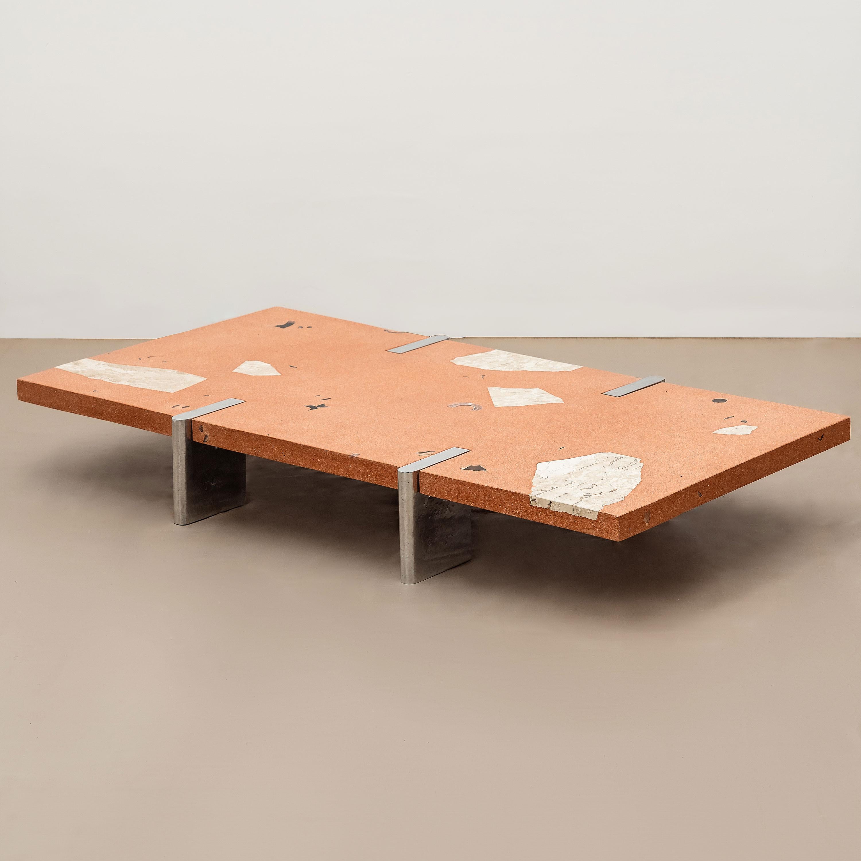 Table basse dont le plateau est fabriqué à partir de briques céramiques recyclées broyées, de verre et d'agrégats de marbre Beige Bahia recyclé. Pieds en fonte d'aluminium recyclé avec finition polie.

-
NU est une collection dédiée à l'essence des