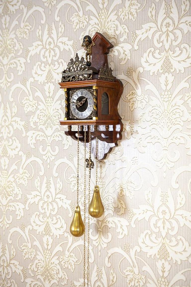 Nu Elck Syn Sin wall clock from the early 20th century.

We present you this Dutch Nu Elck Syn Sin wall clock from the early 20th century topped with a brass crown depicting two lions.