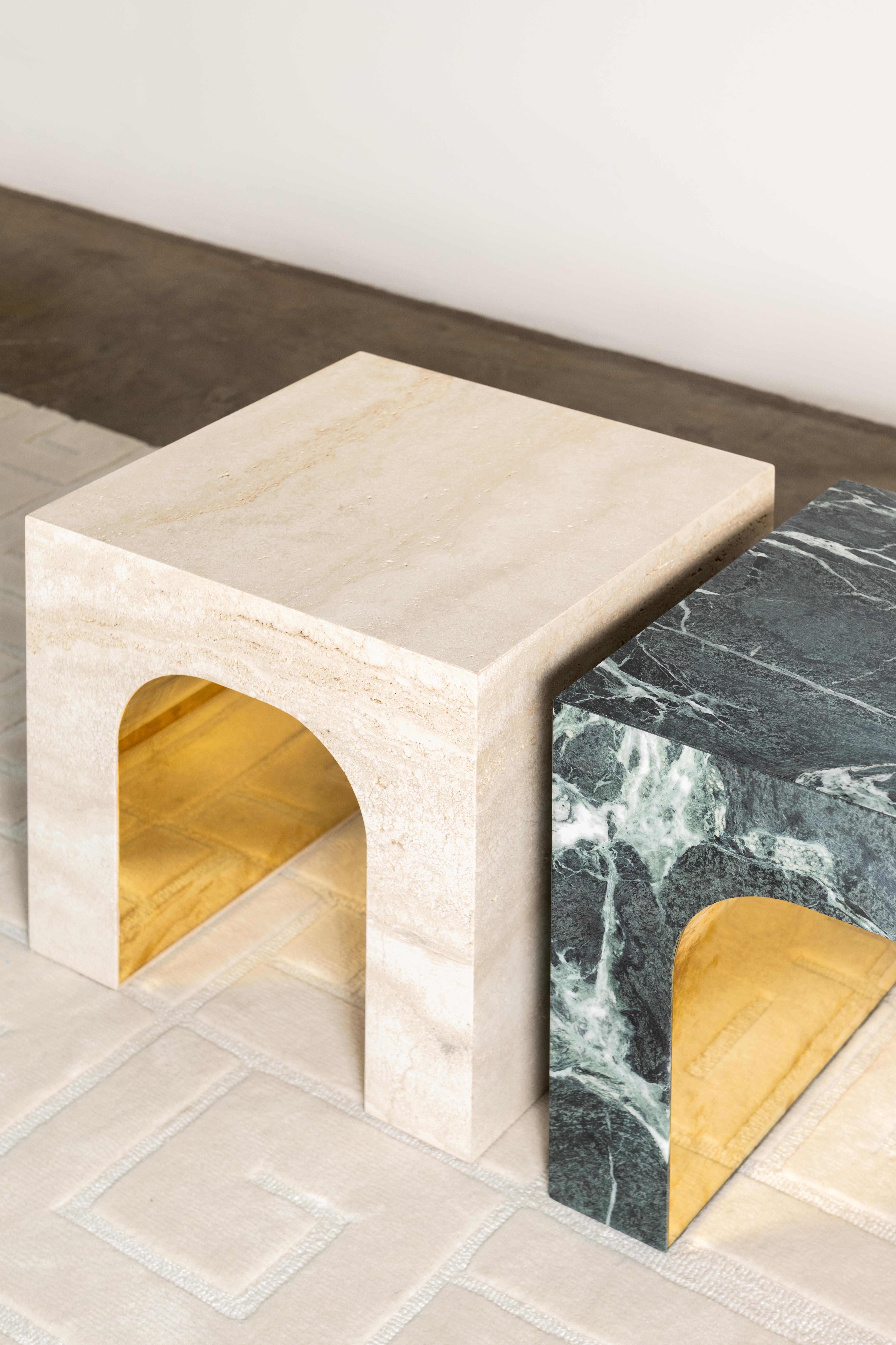italien NU - Table basse en marbre et laiton, faite à la main en vente