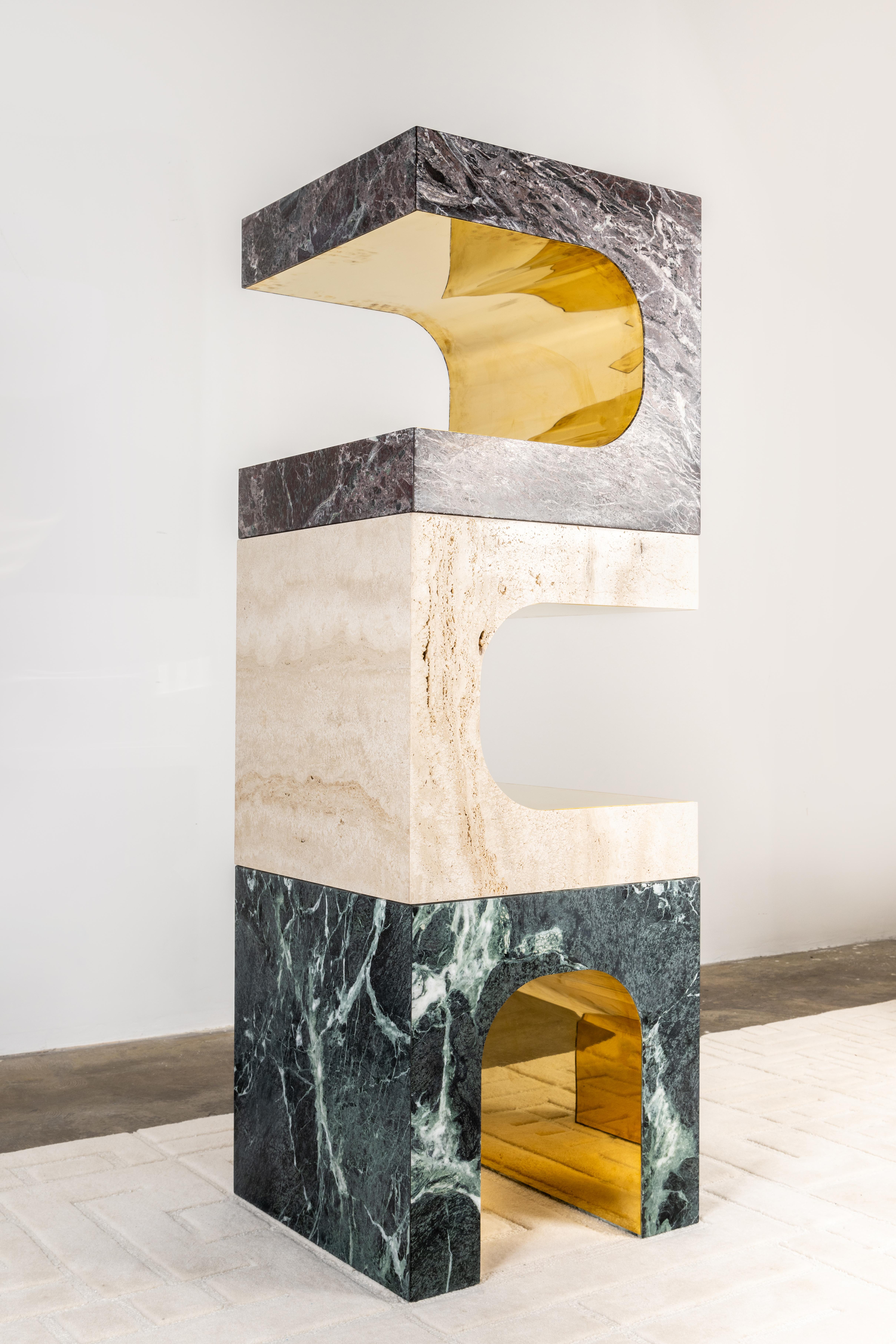 Plaqué NU - Table basse en marbre et laiton, faite à la main en vente