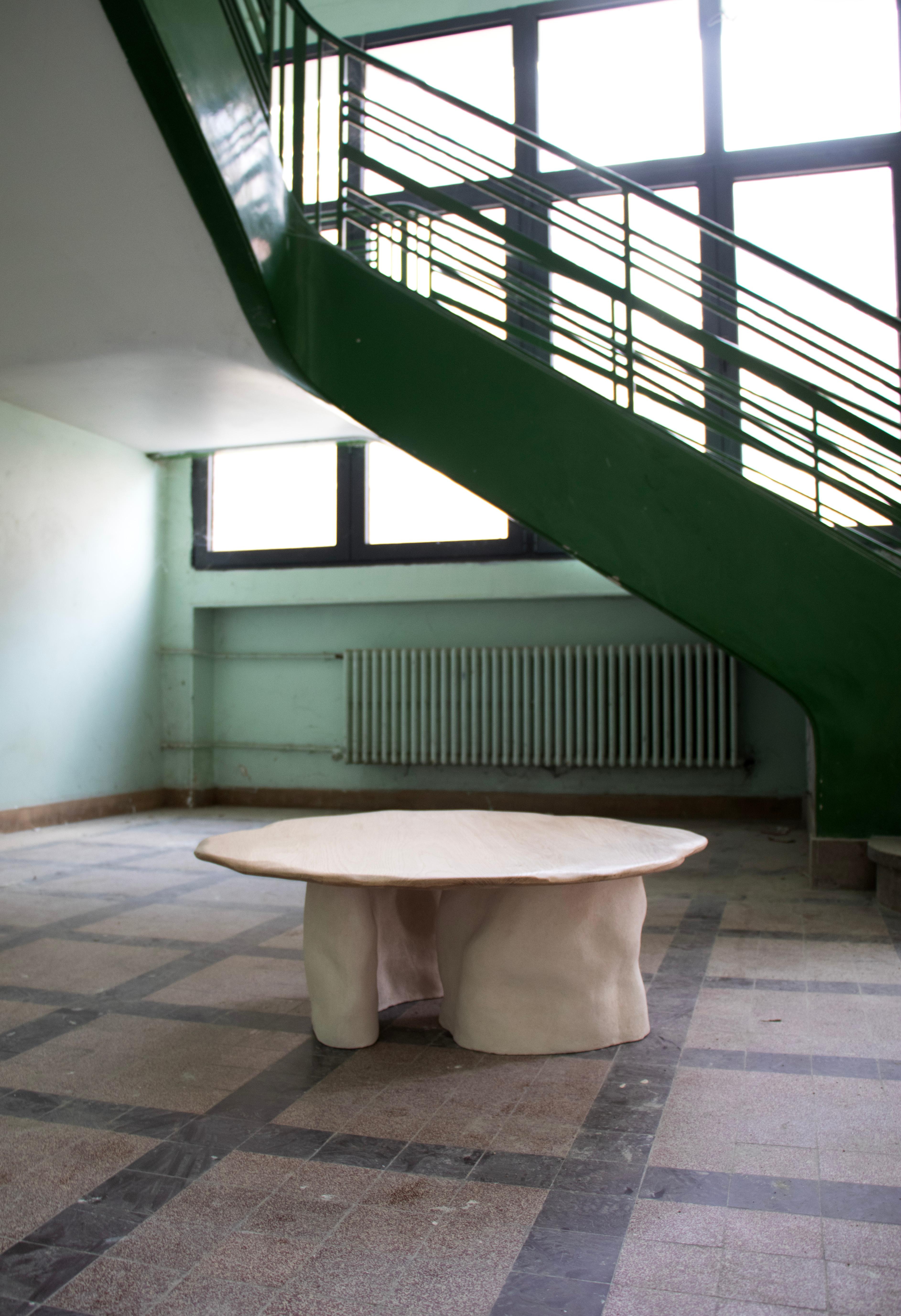 Mesa Nü de Roble Francés y Gres Chamotte Blanco de Alice Lahana Studio
Dimensiones: P 90 x An 90 x Al 66 cm.
Materiales: Roble francés y gres.

La mesa Nü nace del encuentro entre la arcilla y la madera. Sus patas de gres chamota, modeladas a mano,