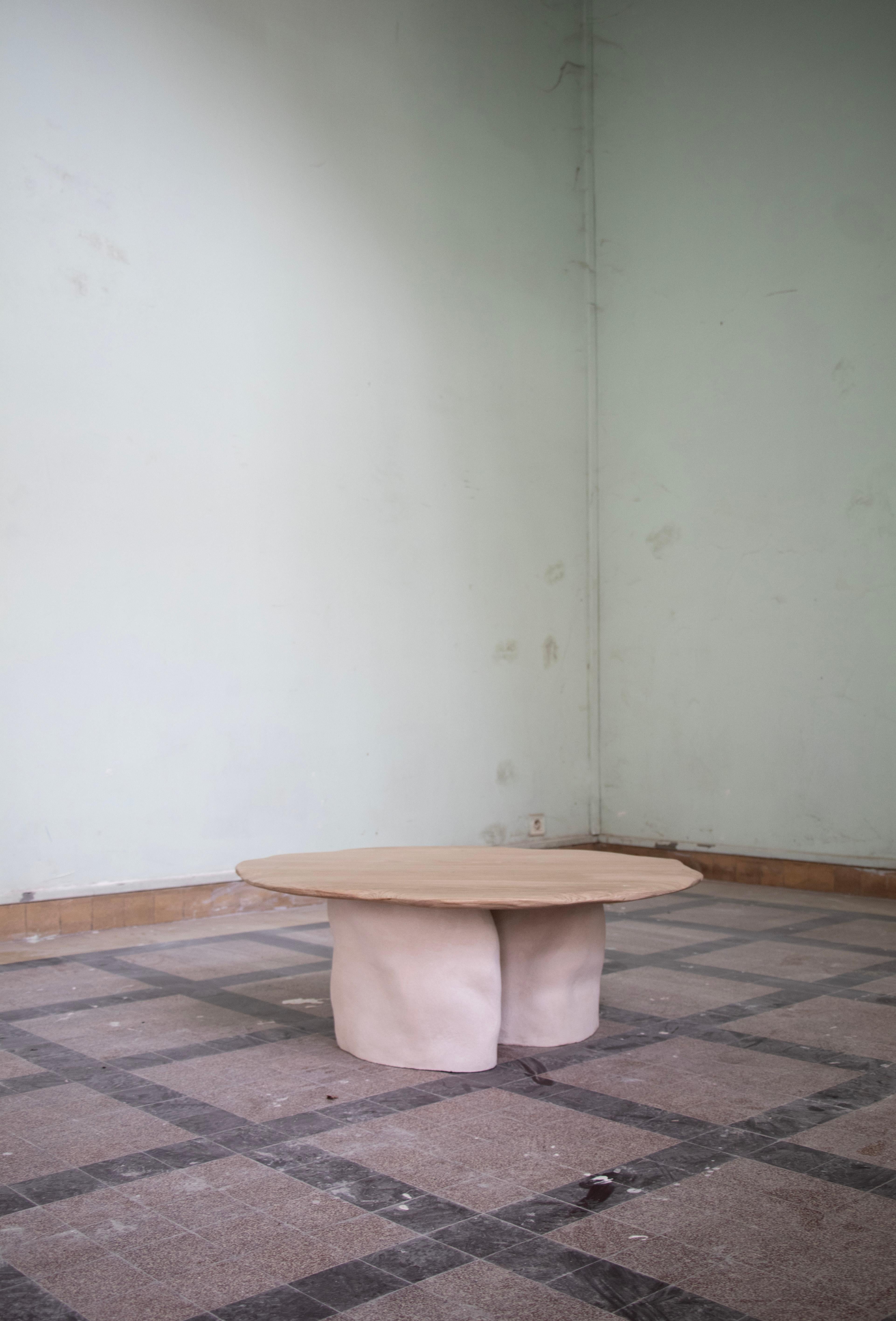 Mesa Nü de Roble Francés y Gres Chamotte Blanco de Alice Lahana Studio Tallado a mano en venta