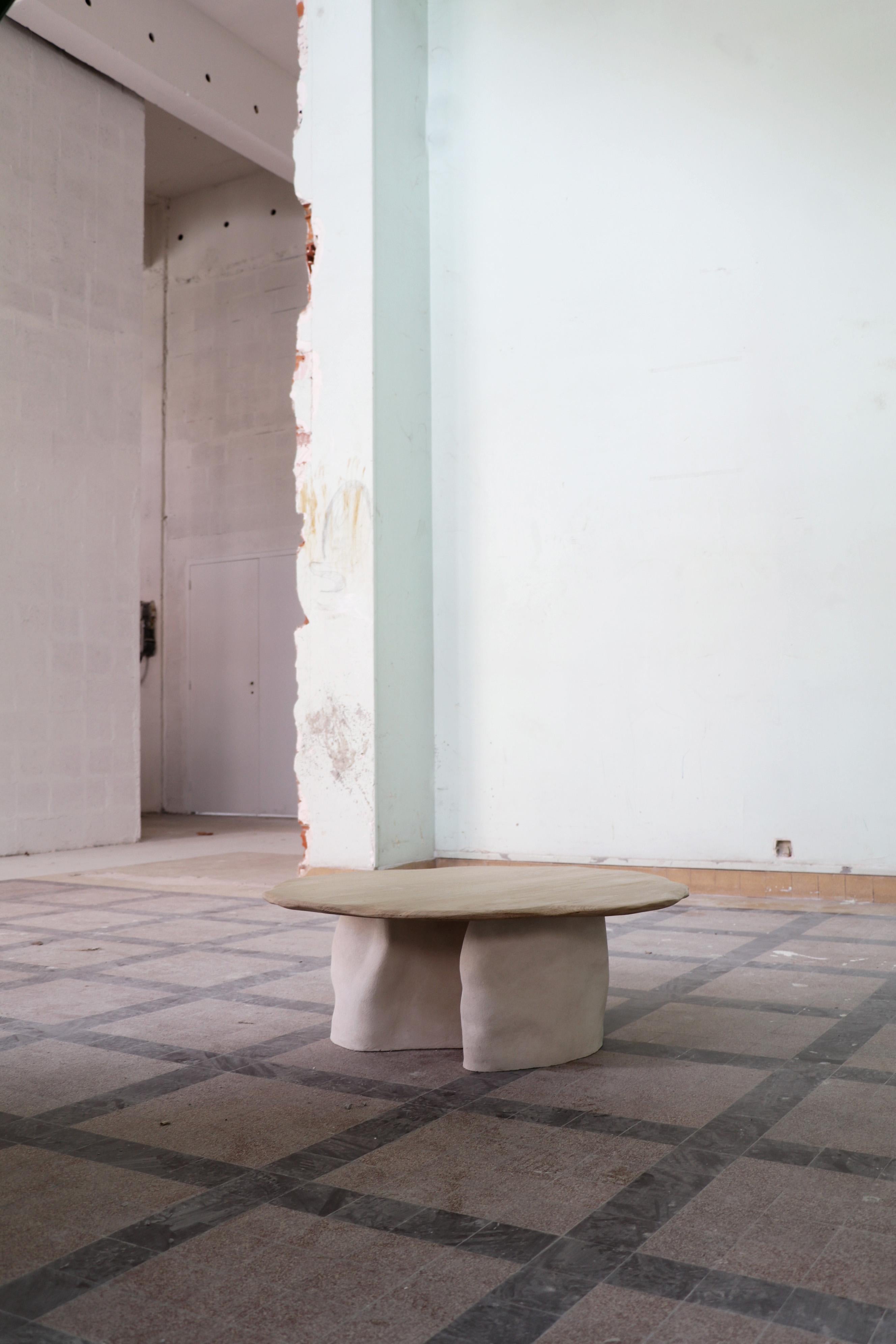 Mesa Nü de Roble Francés y Gres Chamotte Blanco de Alice Lahana Studio en Nuevo estado para la venta en Geneve, CH