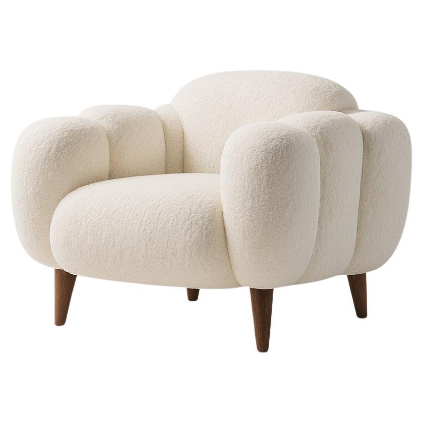 Fauteuil Nuage Blanc - Accoudoirs pétales bouclés ivoire, pieds en noyer par Sid/One Design