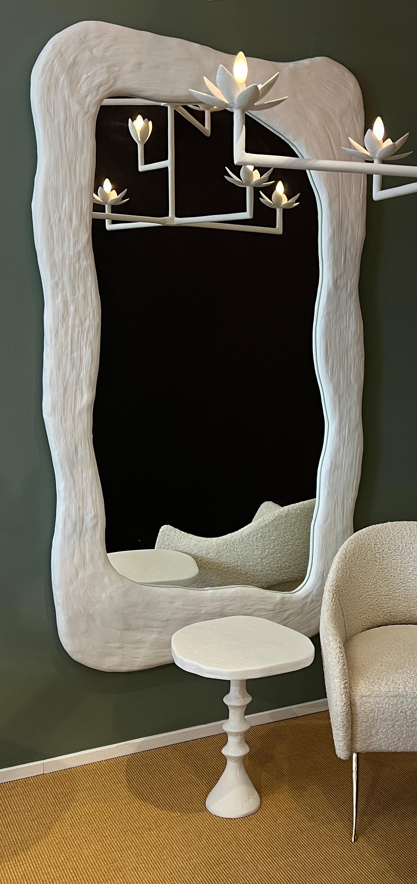 Dieser maßgefertigte übergroße Spiegel wurde von Bourgeois Boheme Atelier entworfen. Dieser großartige skulpturale Spiegel hat eine organische Form und Textur. Es ist ein echtes Kunstwerk. Kann sowohl horizontal als auch vertikal montiert werden.