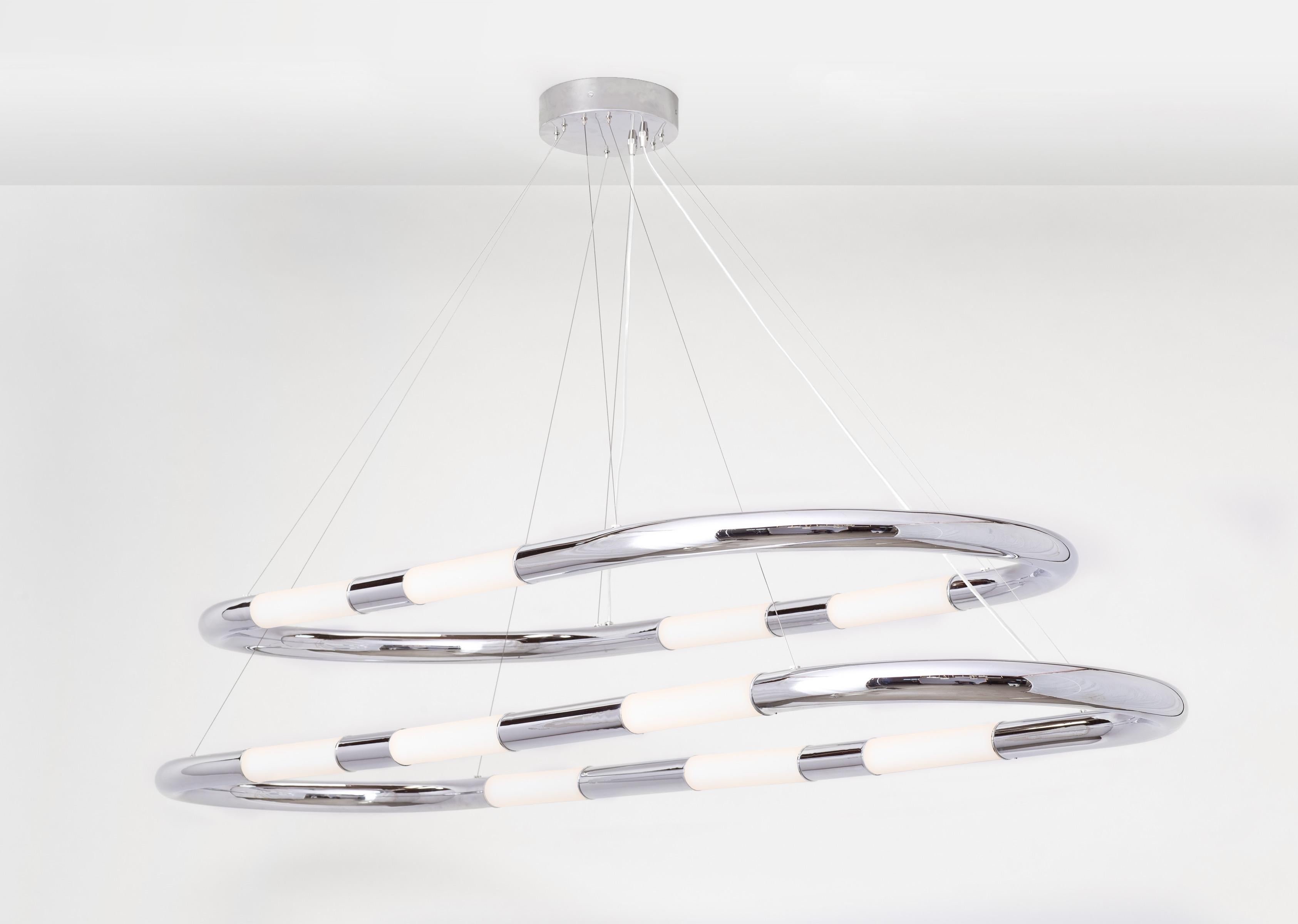 Lampada a sospensione singola Nuage in cromo lucido e bianco sabbiato con 4 paralumi in vetro In condizioni Nuovo in vendita a Los Angeles, CA
