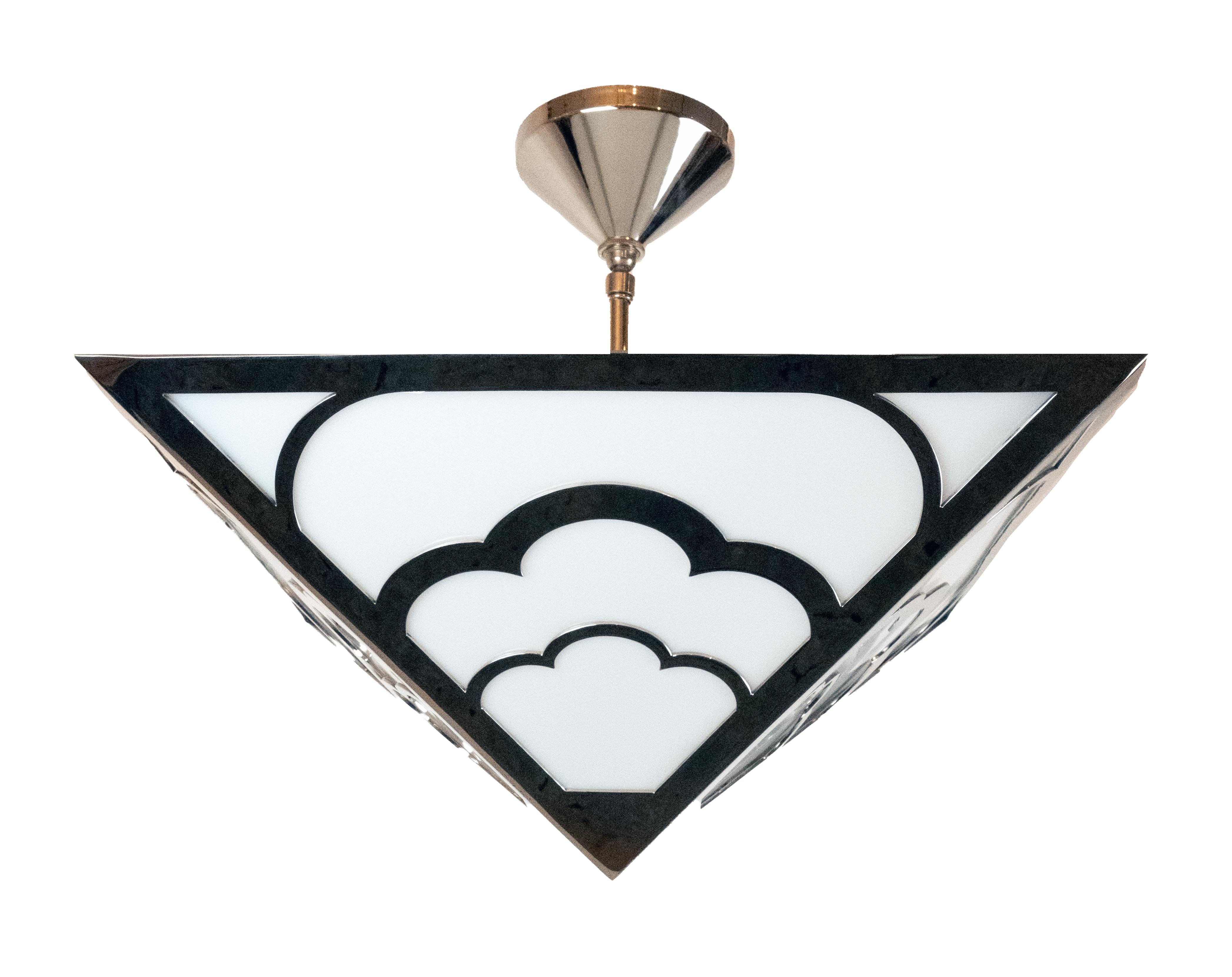 Lámpara de techo cuadrada en forma de pirámide invertida de estilo Art Déco, el marco con arcos festoneados que aseguran el cristal opalescente soplado a mano, el marco de latón lacado, el vástago y el dosel en forma de embudo con textura