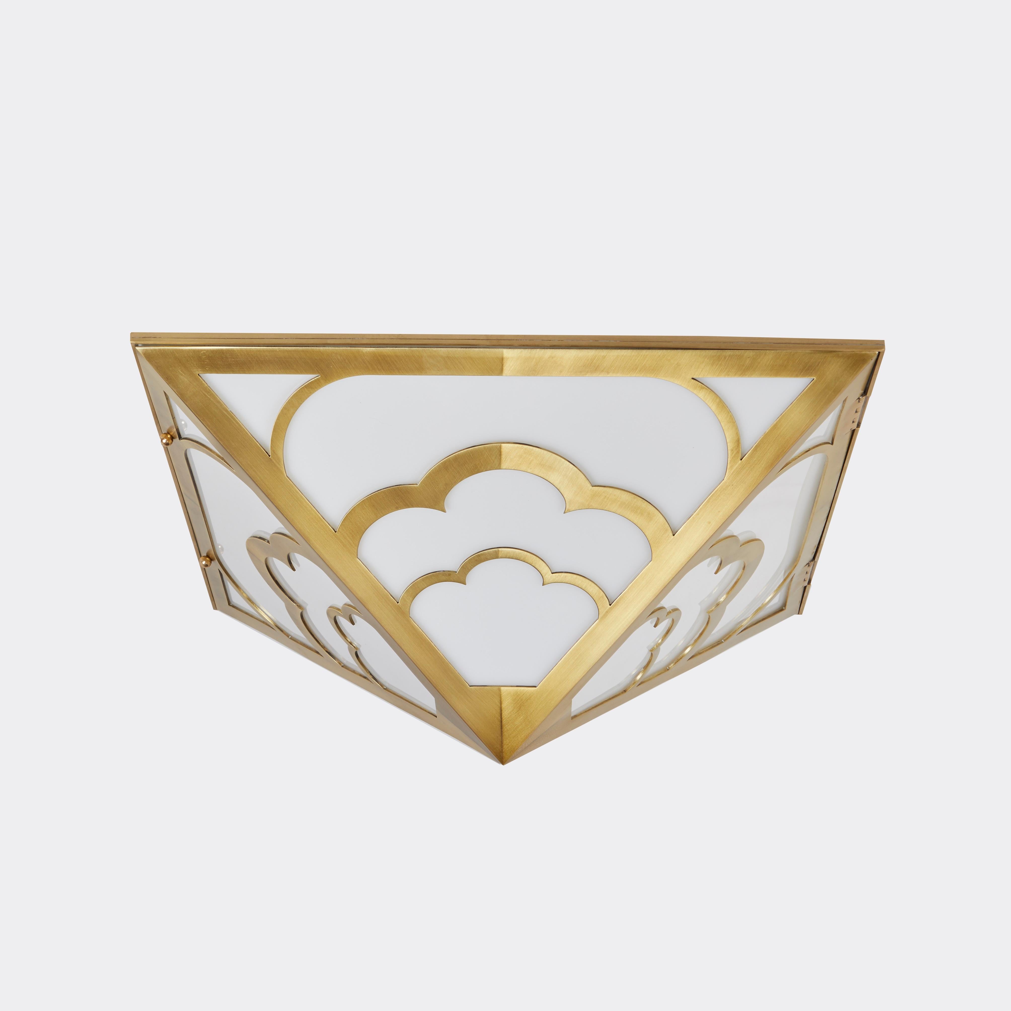 Die Nuages Deco Flush Mount, eine individuell gestaltbare Leuchte von David Duncan. Diese Deckenleuchte in Form einer umgekehrten Pyramide im Art-Déco-Stil zeichnet sich durch einen Rahmen mit geschwungenen Bögen aus, der mundgeblasenes