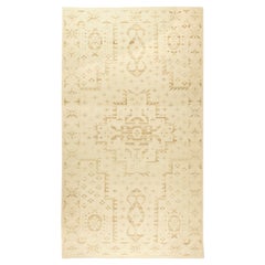 „Nuance“ – zeitgenössischer, geometrischer Teppich in zartem Beige mit sandfarbenen Akzenten von Doris Leslie Blau