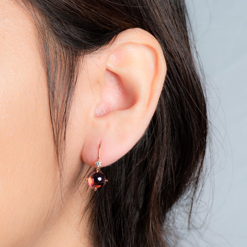 Aussi digne qu'éblouissant, le design transitoire des boucles d'oreilles Nuance, une création de Zorab Creation, pourrait bien devenir votre article de prédilection dans votre boîte à bijoux.

Issues de la Collection Colette, ces boucles d'oreilles