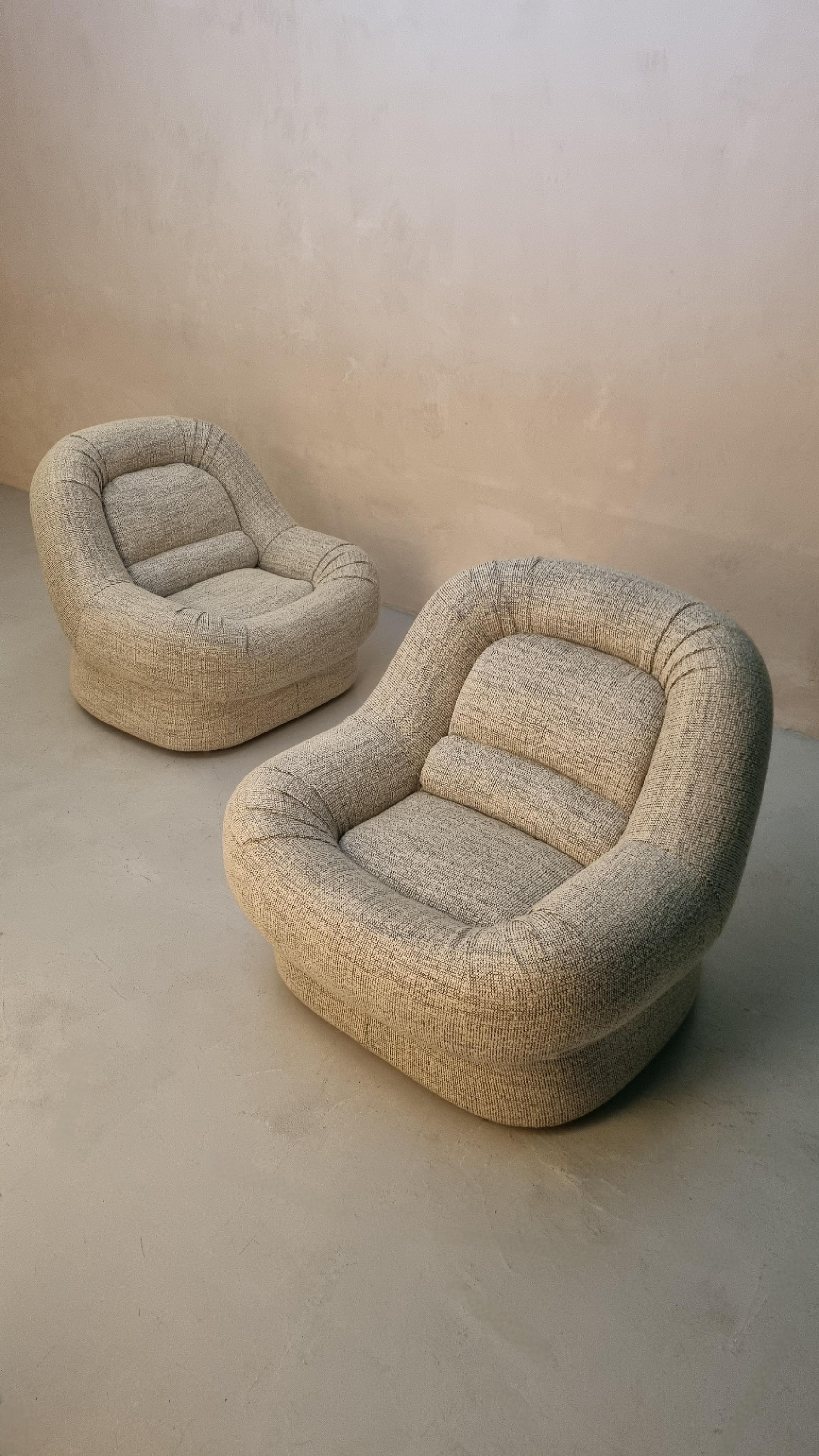 Coppia di  poltrone modello Nuava disegnate da Emilio Guarnacci e Felix Padovano per 1p industria chimica per l' arredamento nel 1971.
Struttura poliuretano espanso indeformabile, tessuto in lana e cotone.
La poltrone  sono  state restaurate,