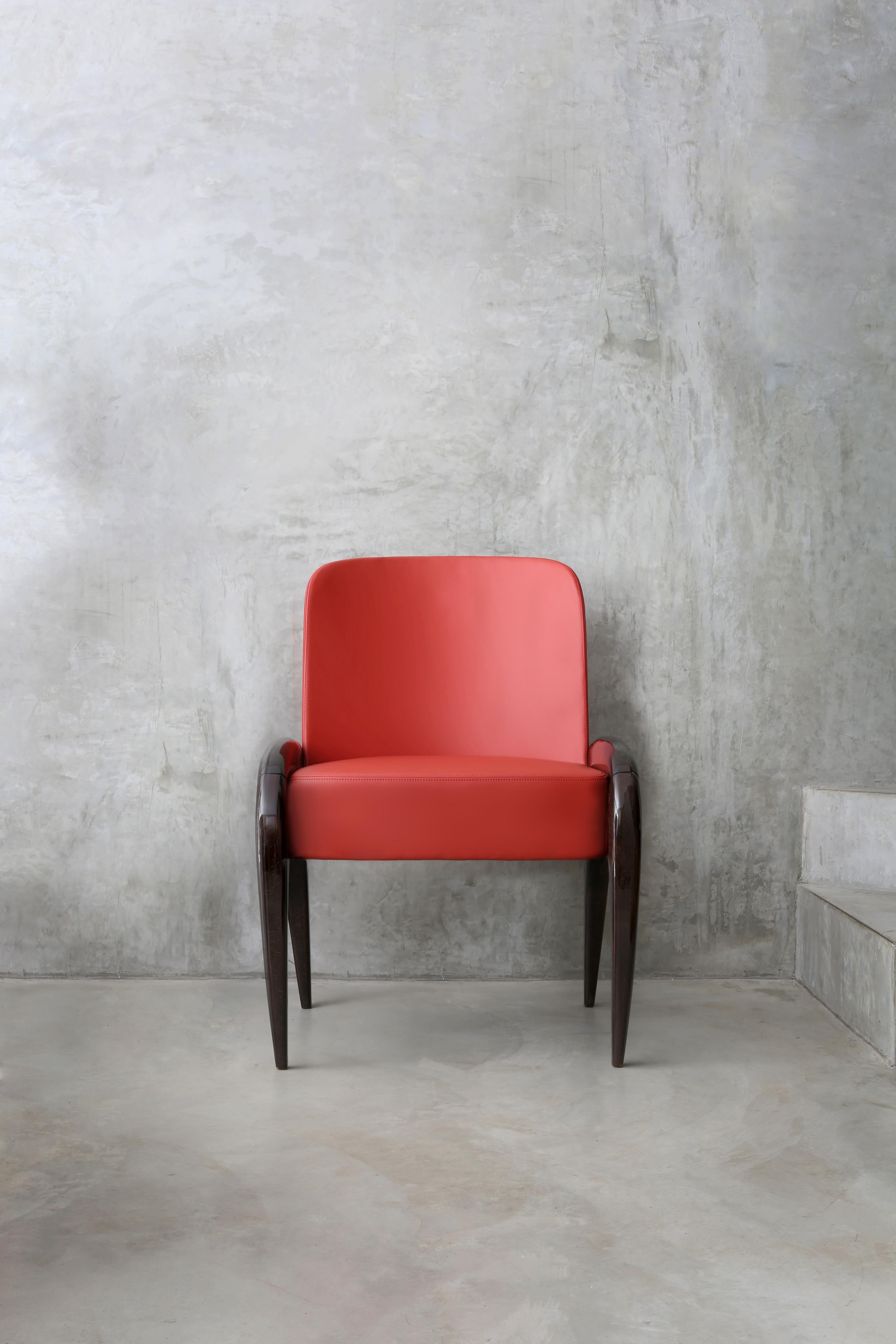 Sedia Nuba Thema in pelle e frassino massiccio laccato lucido di Casa Casati
Dimensioni: P 58 x L 58 x H 81 cm. 
Materiali: Legno di Wood, poliuretano, fibra di poliestere, pelle e imbottitura.

Disponibile in diversi materiali e rivestimenti.