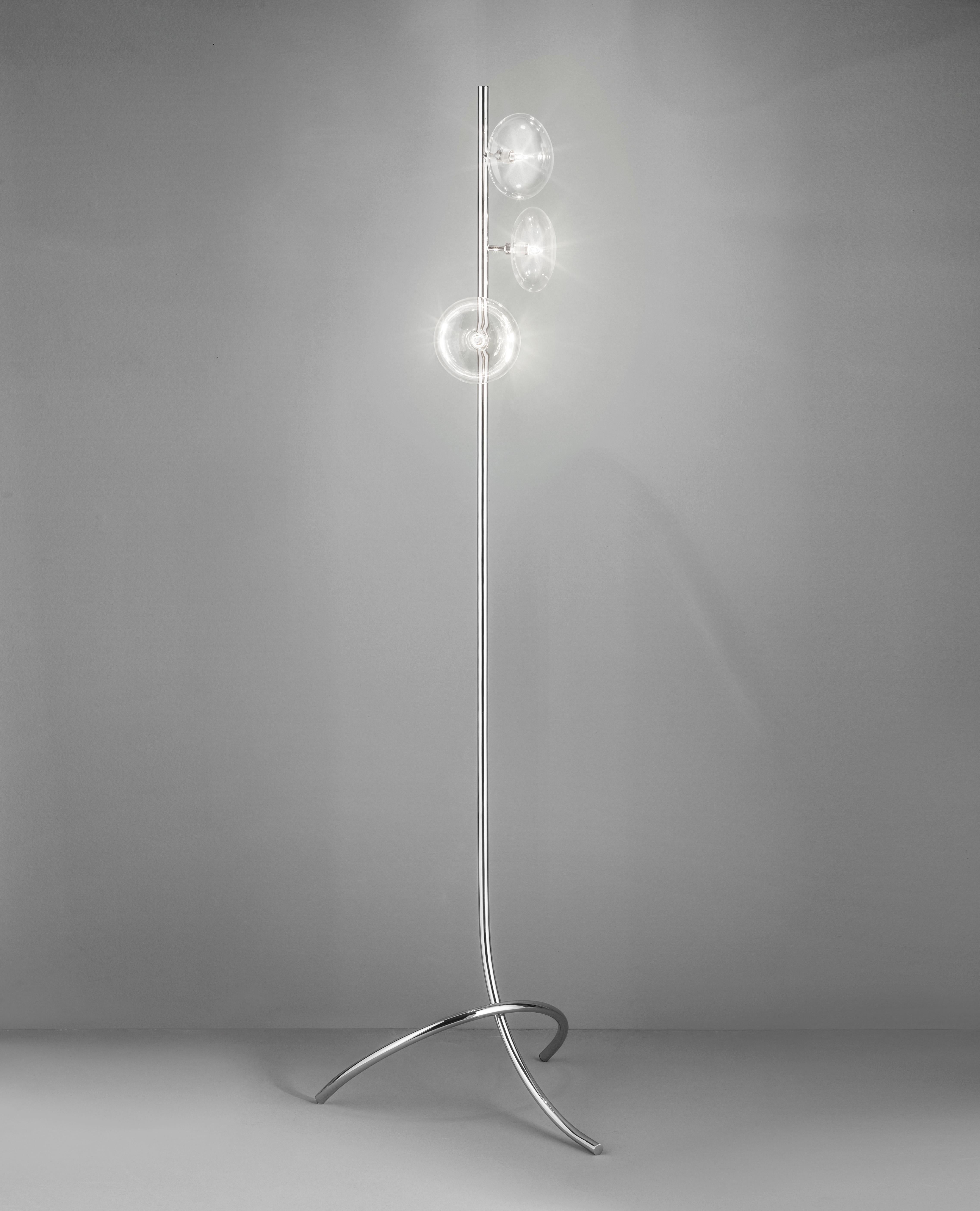 Moderna lámpara de pie italiana con tres pantallas de cristal transparente montadas sobre una estructura de metal cromado / Fabricada en Italia por Fabio Ltd
Diámetro: 20 pulgadas / Altura: 67 pulgadas 
3 luces / tipo G9 / máx. 25W cada una
Sólo