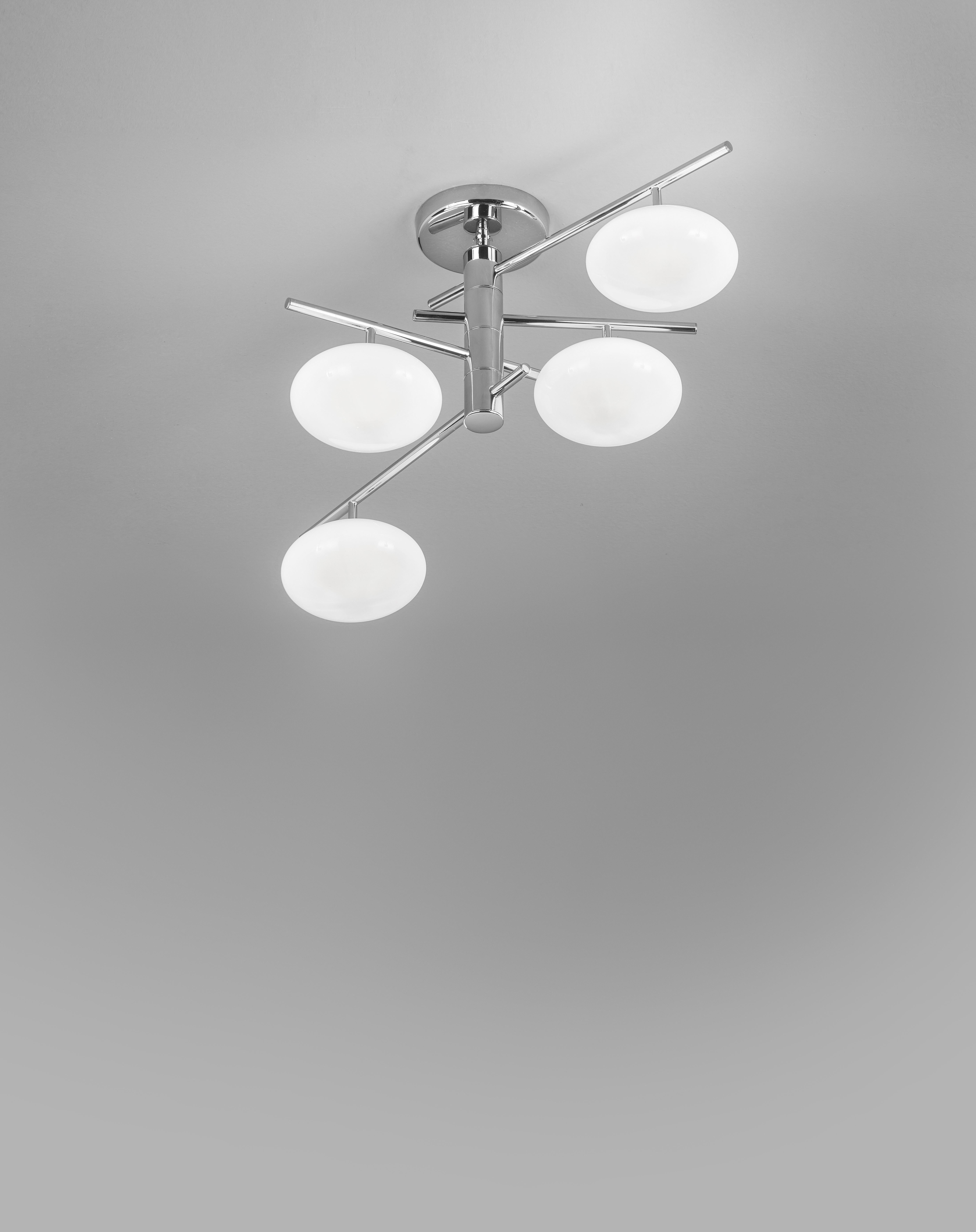Lustre italien moderne avec quatre abat-jour en verre blanc montés sur une structure métallique chromée / Fabriqué en Italie par Fabio LTD
Diamètre : 18 pouces / Hauteur : 14.5 pouces
4 lampes / type G9 / max 25W chacune
Commande uniquement / Cet