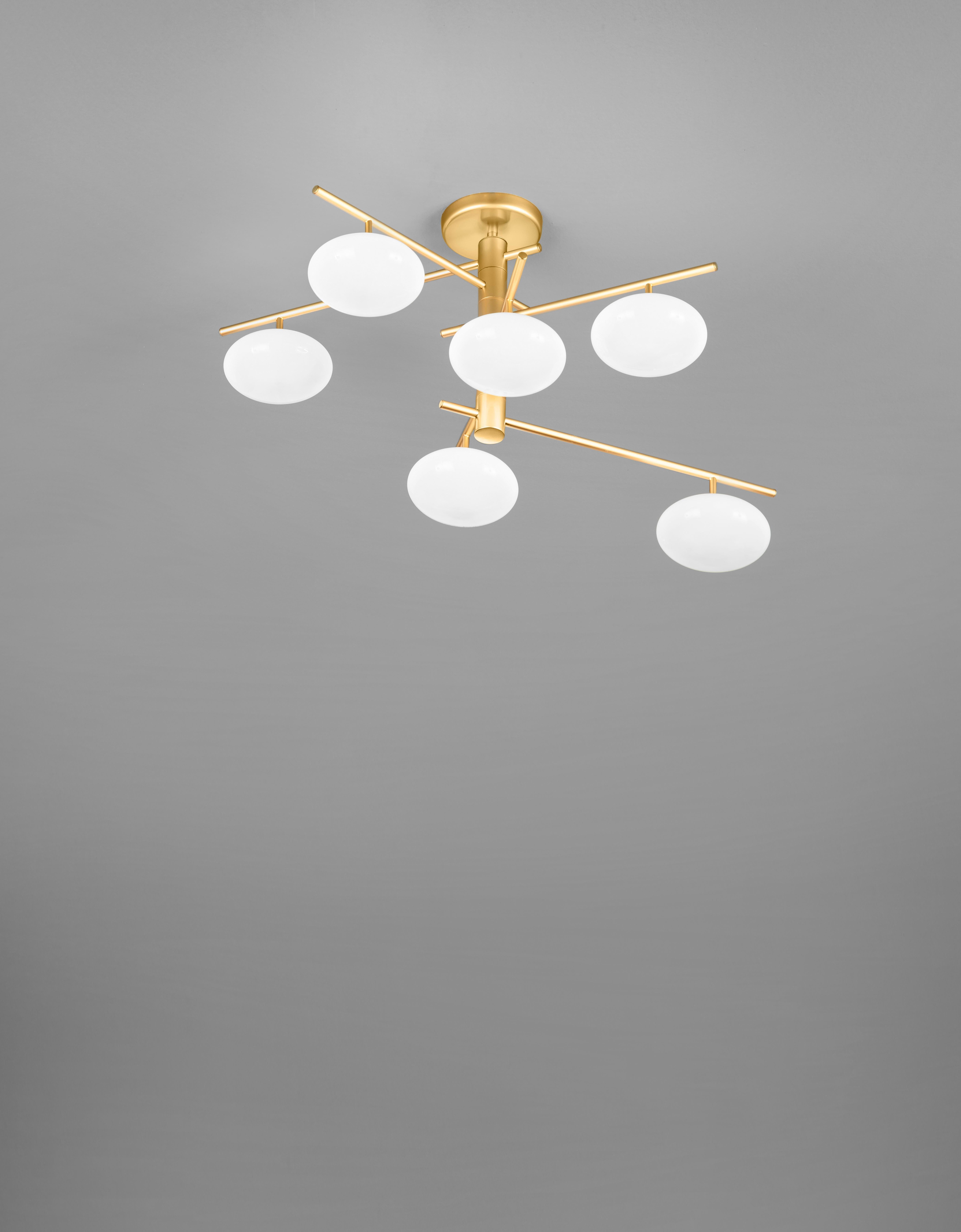 Lustre italien moderne avec six abat-jour en verre blanc montés sur un cadre métallique doré mat / Fabriqué en Italie par Fabio LTD
Largeur : 31,5 pouces / Profondeur : 20 pouces / Hauteur : 18 pouces 
6 lampes / type G9 / max 25W chacune
Commande