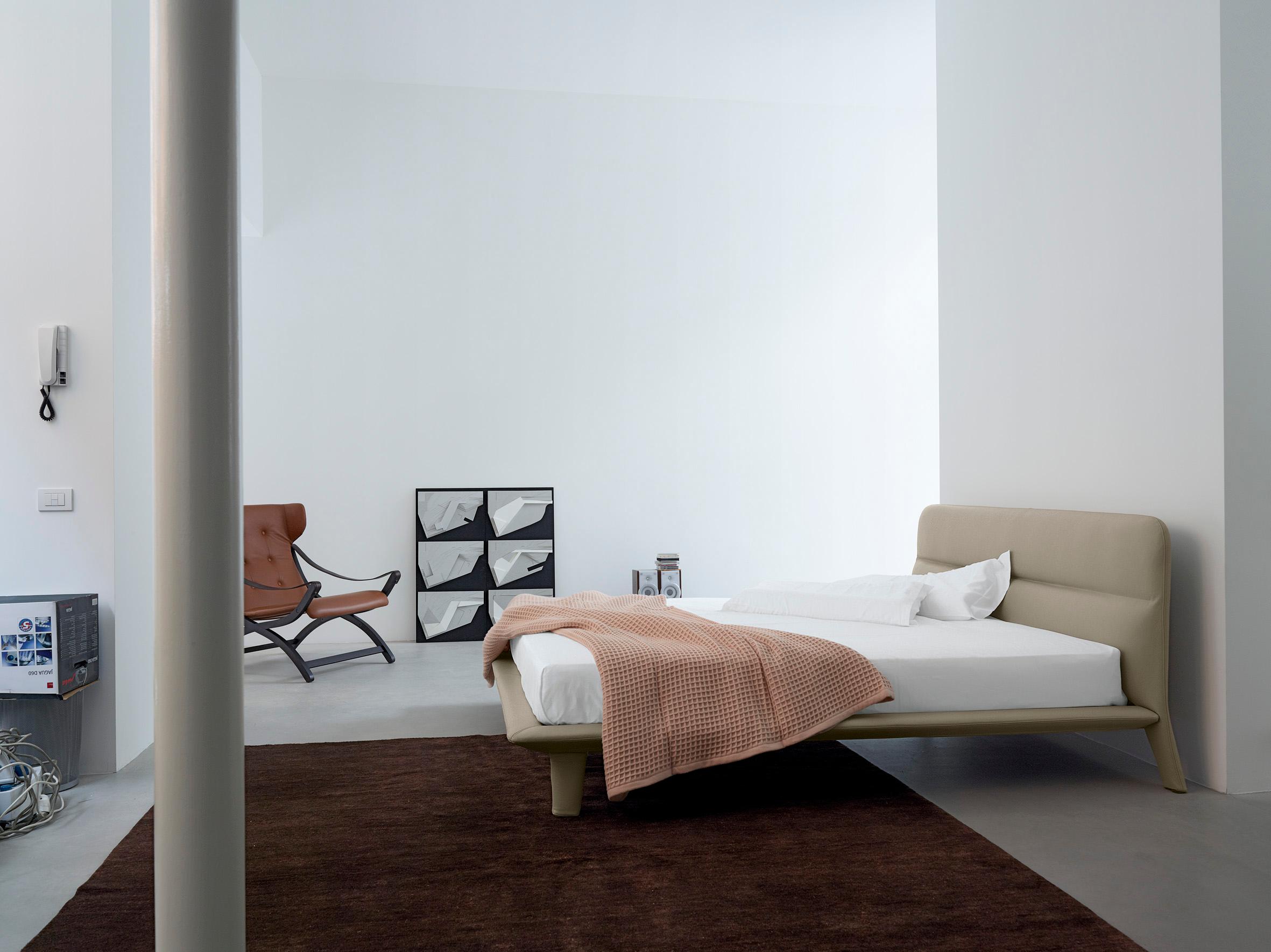 Cama Nube Italia Amos en tapicería azul de Mario Ferrarini Moderno en venta