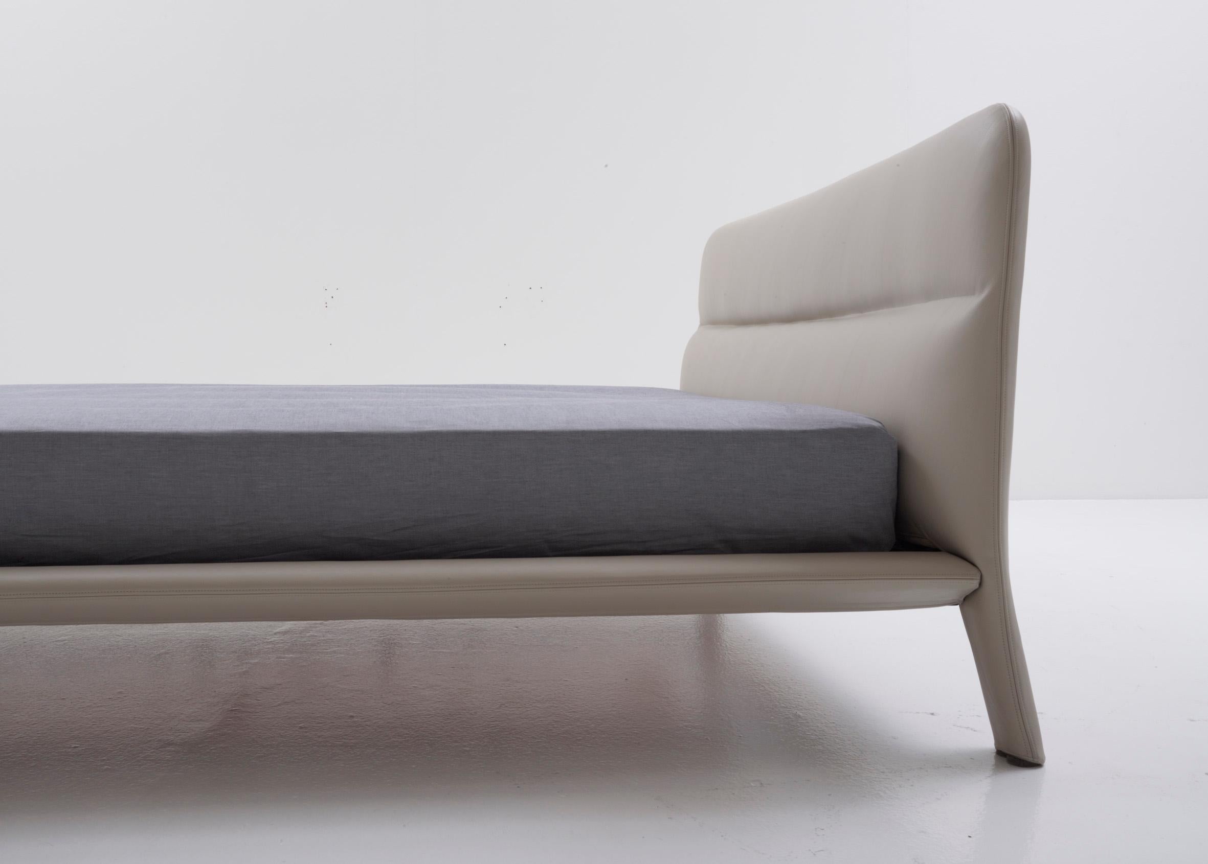 Nube Italia Amos-Bett aus taupefarbenem und grauem Stoff von Mario Ferrarini (Moderne) im Angebot