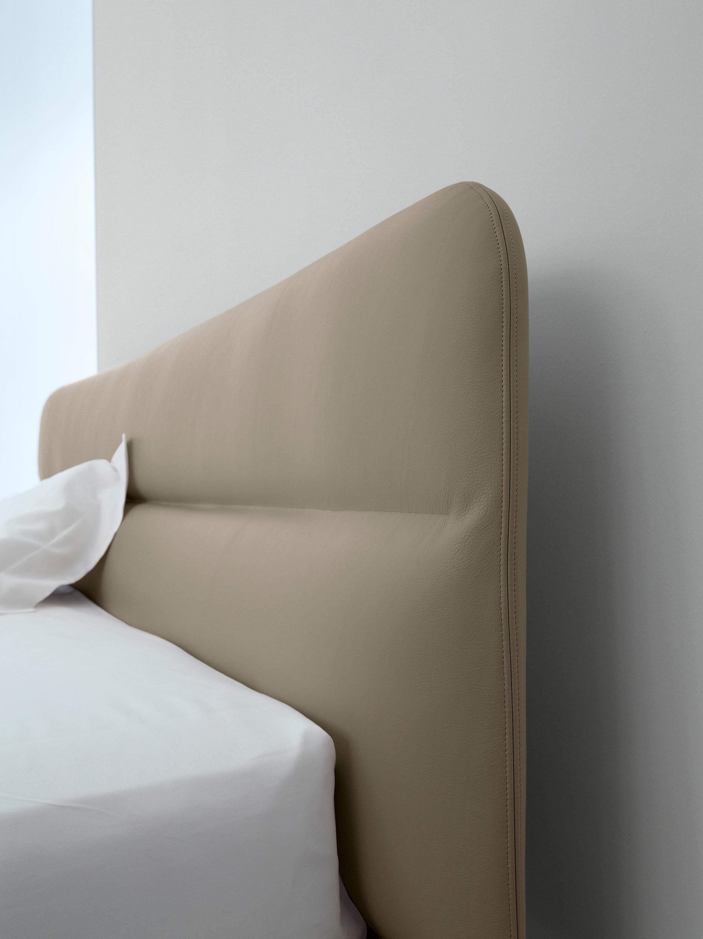 Nube Italia Amos-Bett aus taupefarbenem und grauem Stoff von Mario Ferrarini (Italienisch) im Angebot