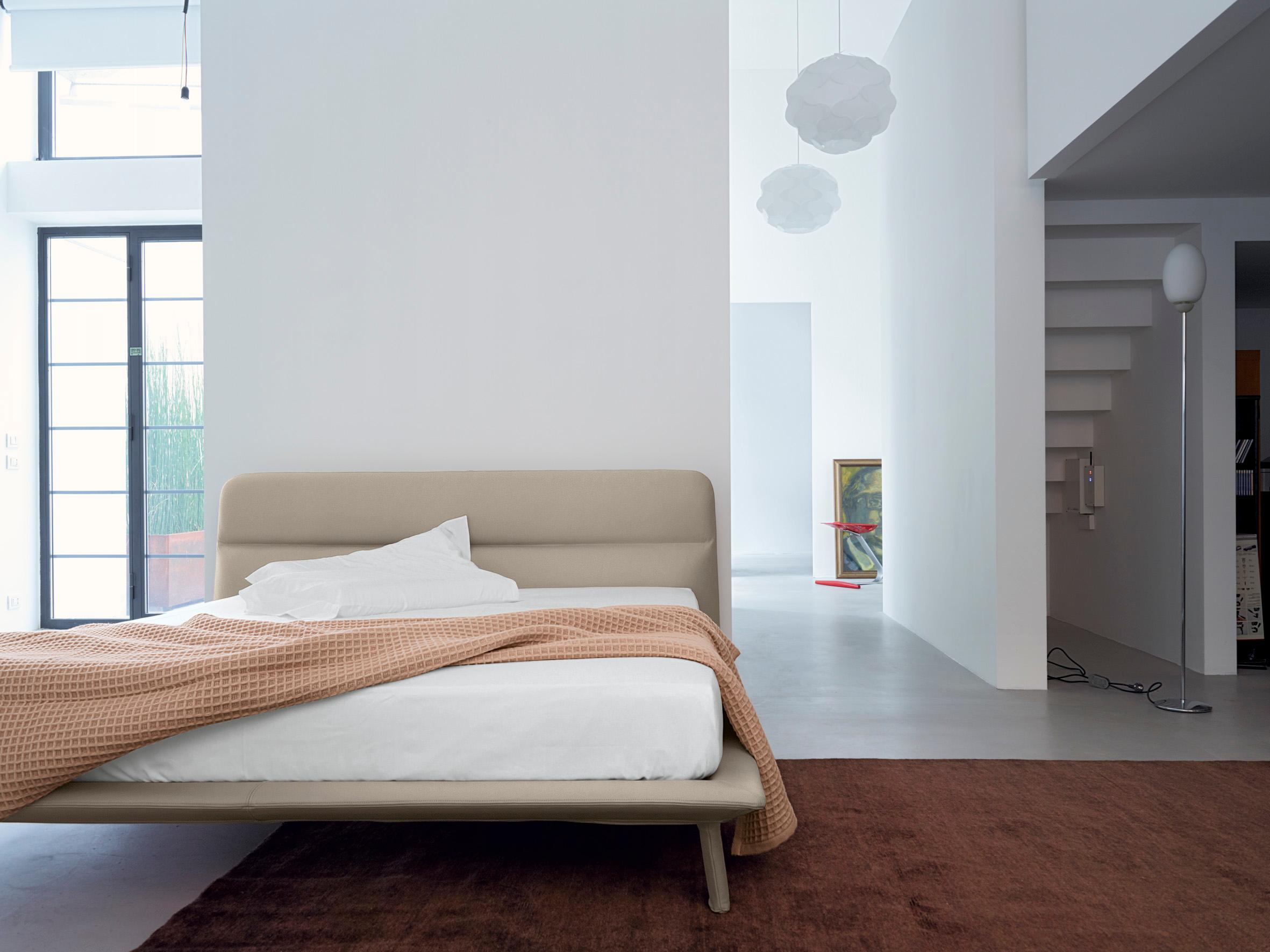 Nube Italia Amos-Bett aus taupefarbenem und grauem Stoff von Mario Ferrarini (21. Jahrhundert und zeitgenössisch) im Angebot