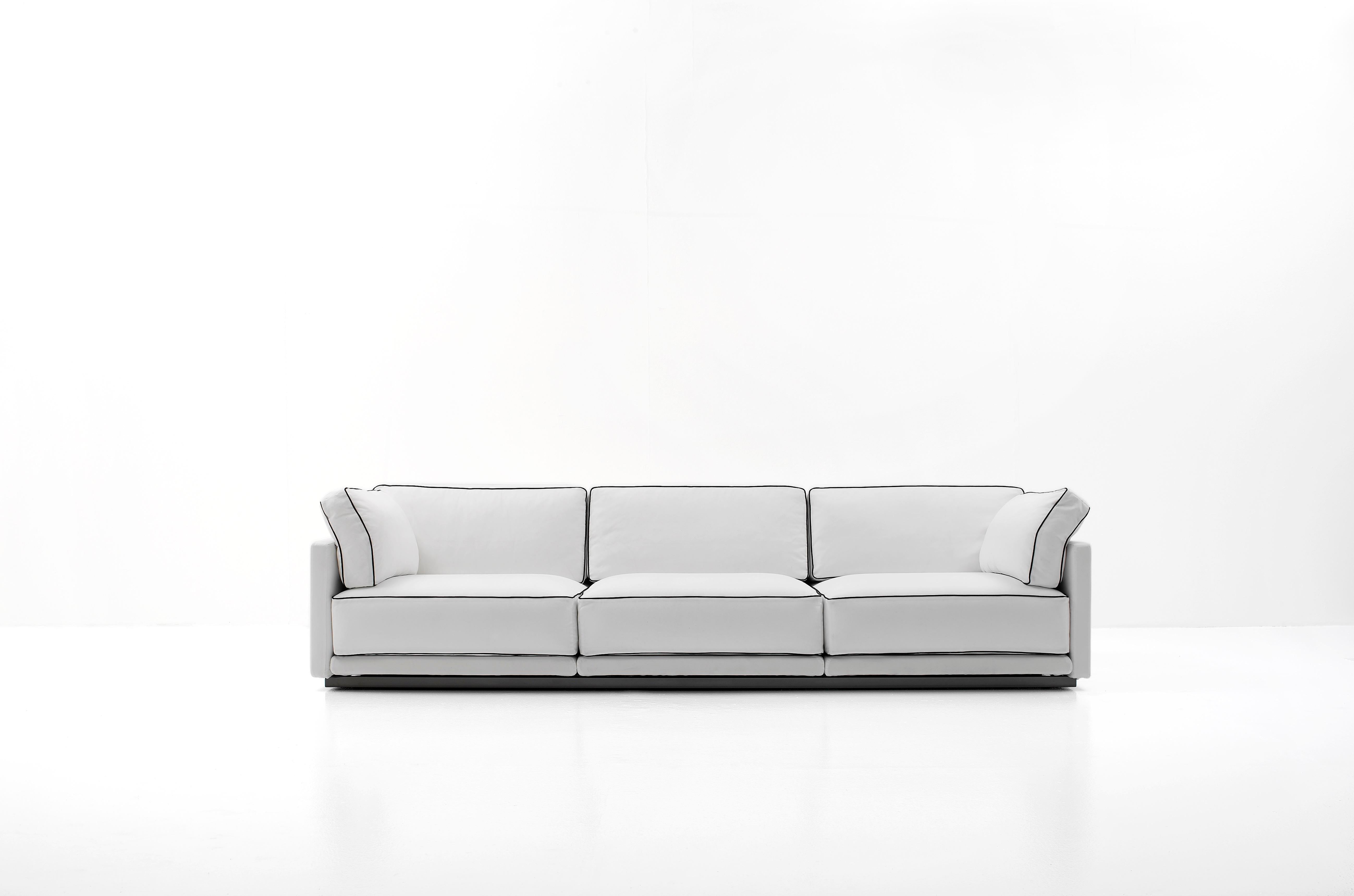 Internal metals base with braided elastic belts. Multi-layered armrests. Seat cushions padding in shape retaining polyurethane foam with a differentiated density. Soft feather back cushions. Sliding moment in each seat. Visible metal base can