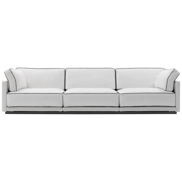 Nube Italia Avenue Sofa aus weißem Stoff mit schwarzen Besatz von Marco  Corti im Angebot bei 1stDibs