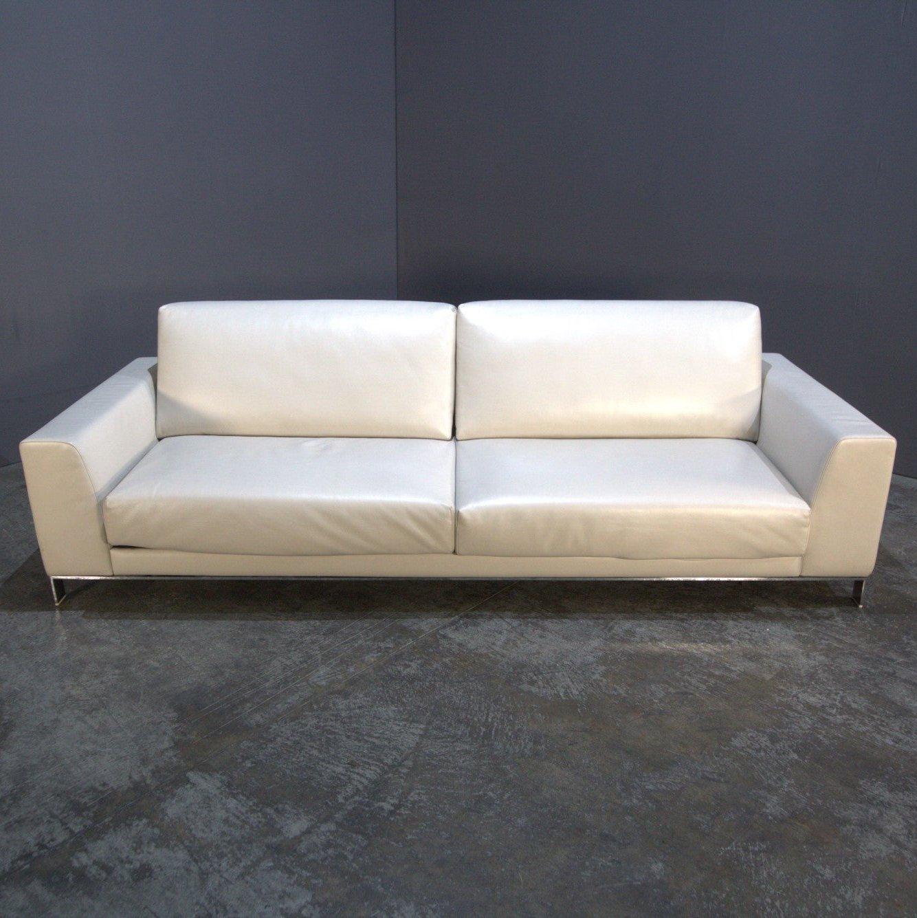 Voici le canapé Eddy de Nube Italia, un ajout étonnant à tout espace de vie moderne. Ce luxueux canapé présente un design épuré avec des lignes nettes et une assise moelleuse et confortable. Les matériaux de haute qualité utilisés dans sa