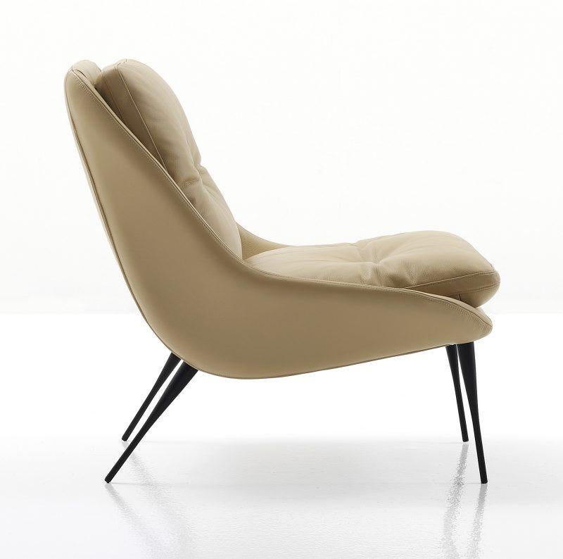 Fauteuil et tabouret avec structure interne en métal recouverte de mousse polyuréthane indéformable. Pieds peints au four noir ou peints en nichel noir. Revêtement non amovible.

Marco Corti est né à Milan en 1960. Il est diplômé du Politecnico de