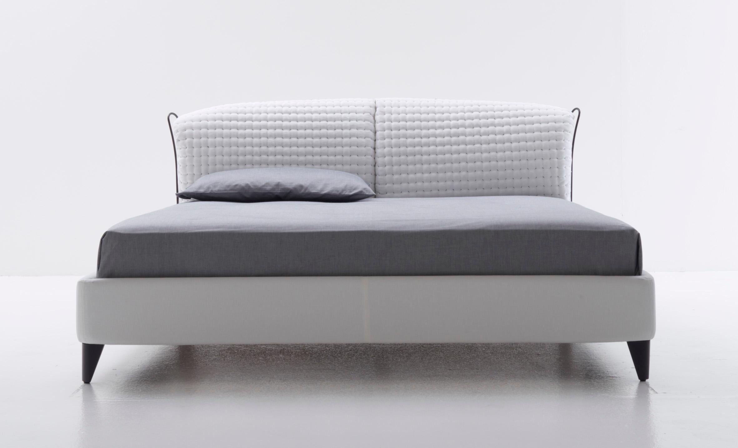 Moderne Lit à plateaux Nube Italia en variations de tissu gris et blanc d'Antonio Nicoli en vente