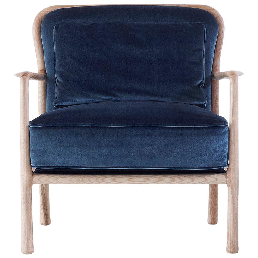 Fauteuil Nube Italia Loom en velours bleu avec pieds en bois par Marco Corti