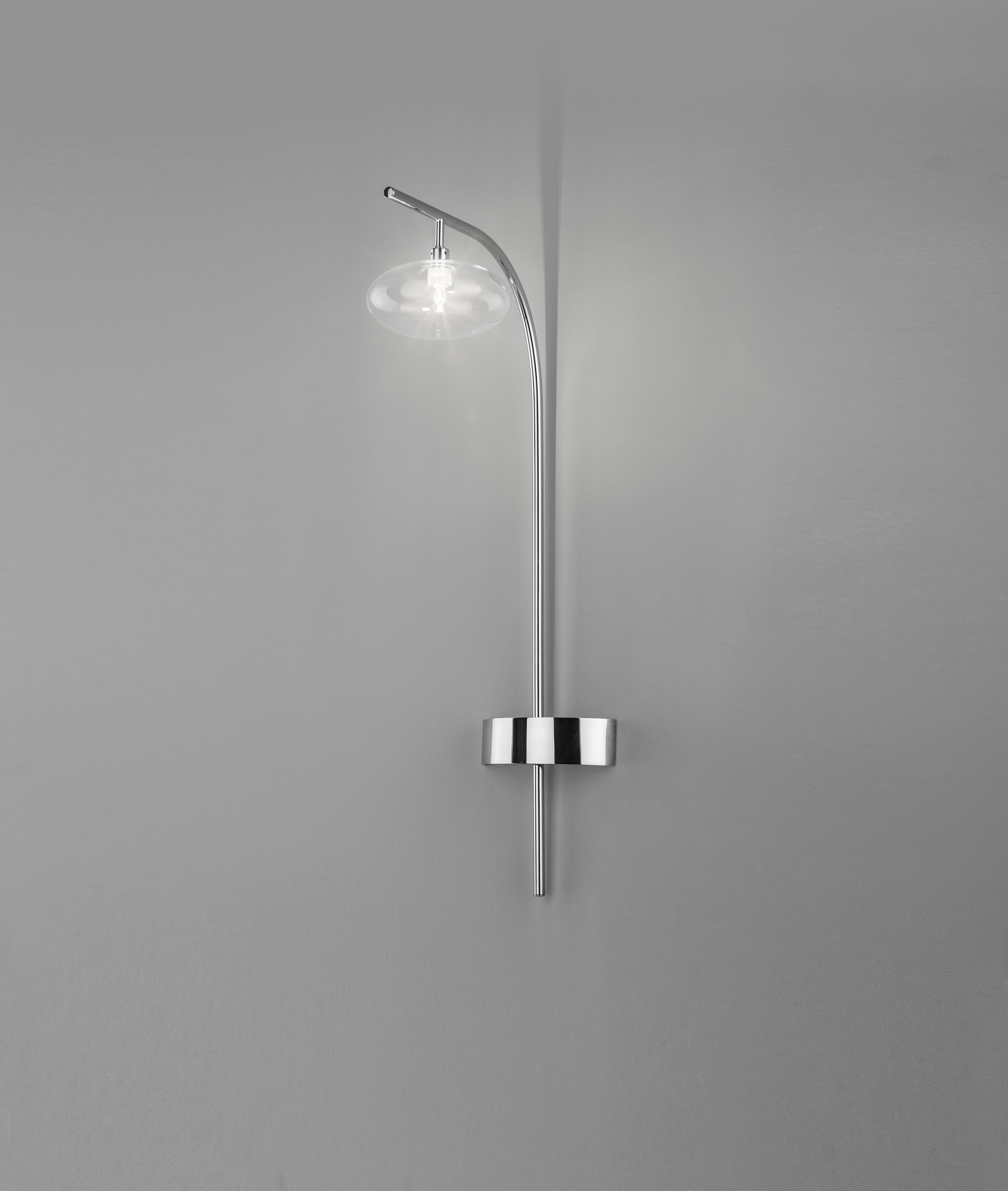 Aplique italiano moderno con una pantalla de cristal transparente montada sobre una estructura metálica con acabado cromado / Fabricado en Italia por Fabio Ltd
Altura: 24 pulgadas / Anchura: 6 pulgadas / Profundidad: 12 pulgadas 
1 luz / tipo G9 /