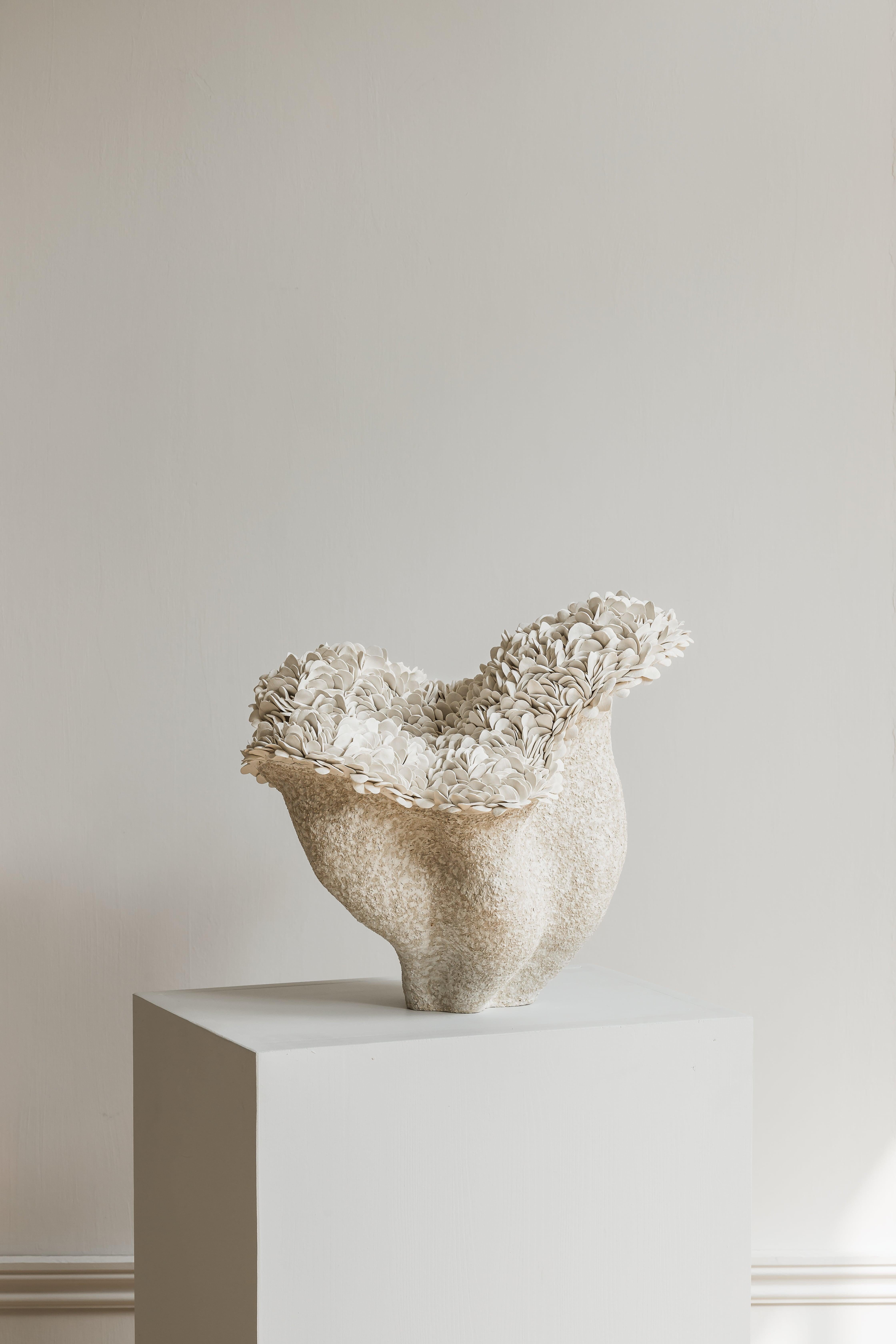 Nubes Medium-Skulptur von Hanna Heino (Finnisch) im Angebot