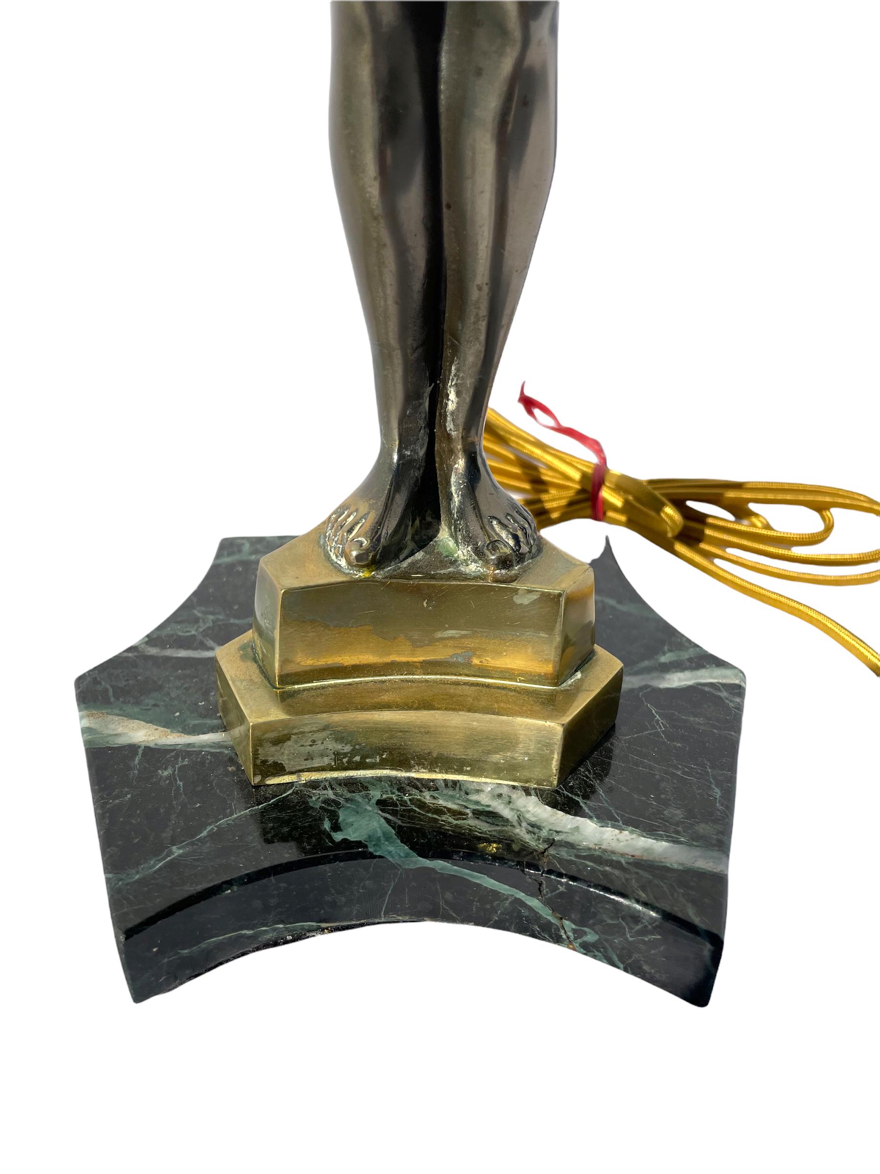 Lampe de bureau néoclassique nubiane en bronze  en vente 8