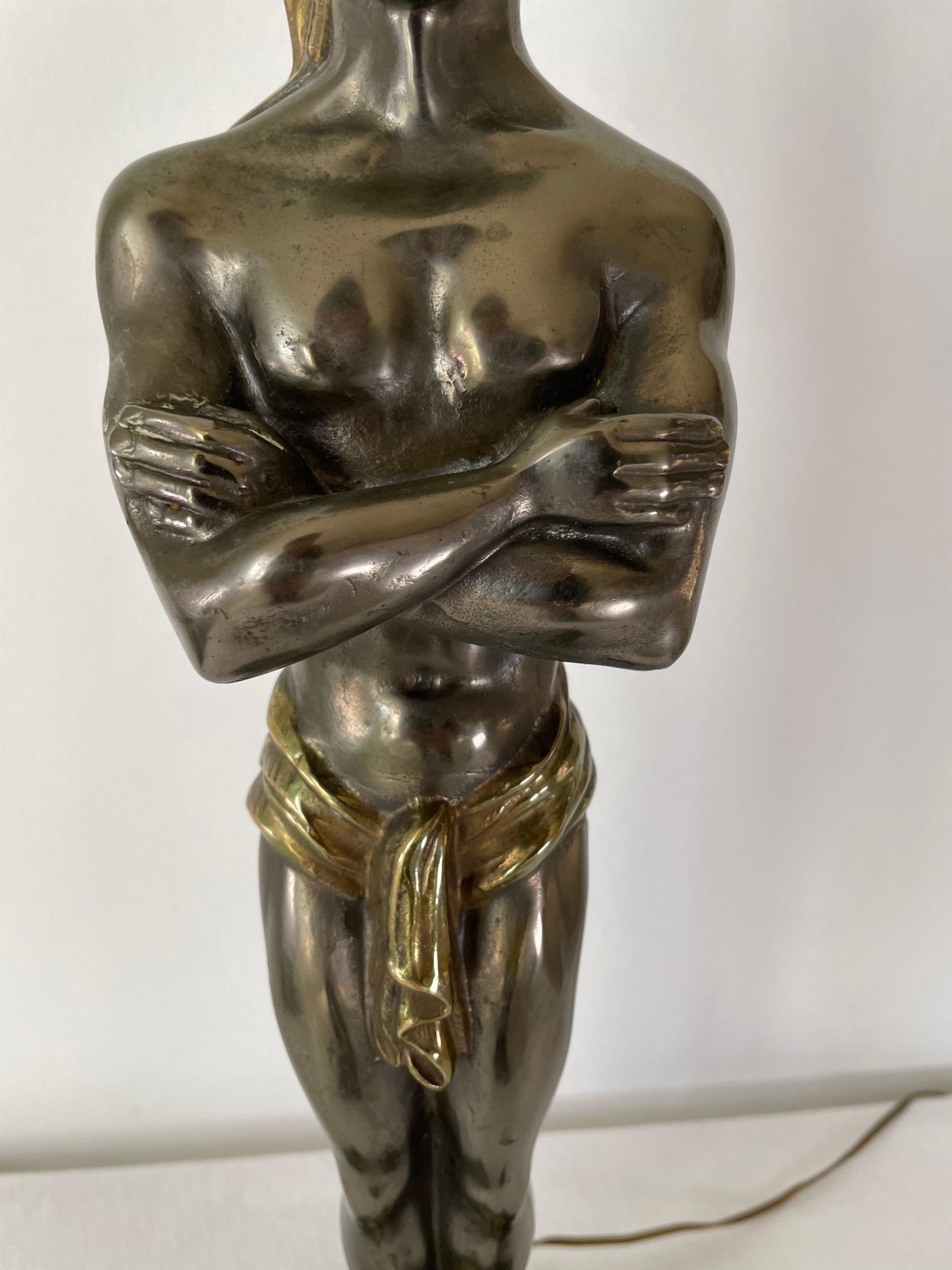Français Lampe de bureau néoclassique nubiane en bronze  en vente