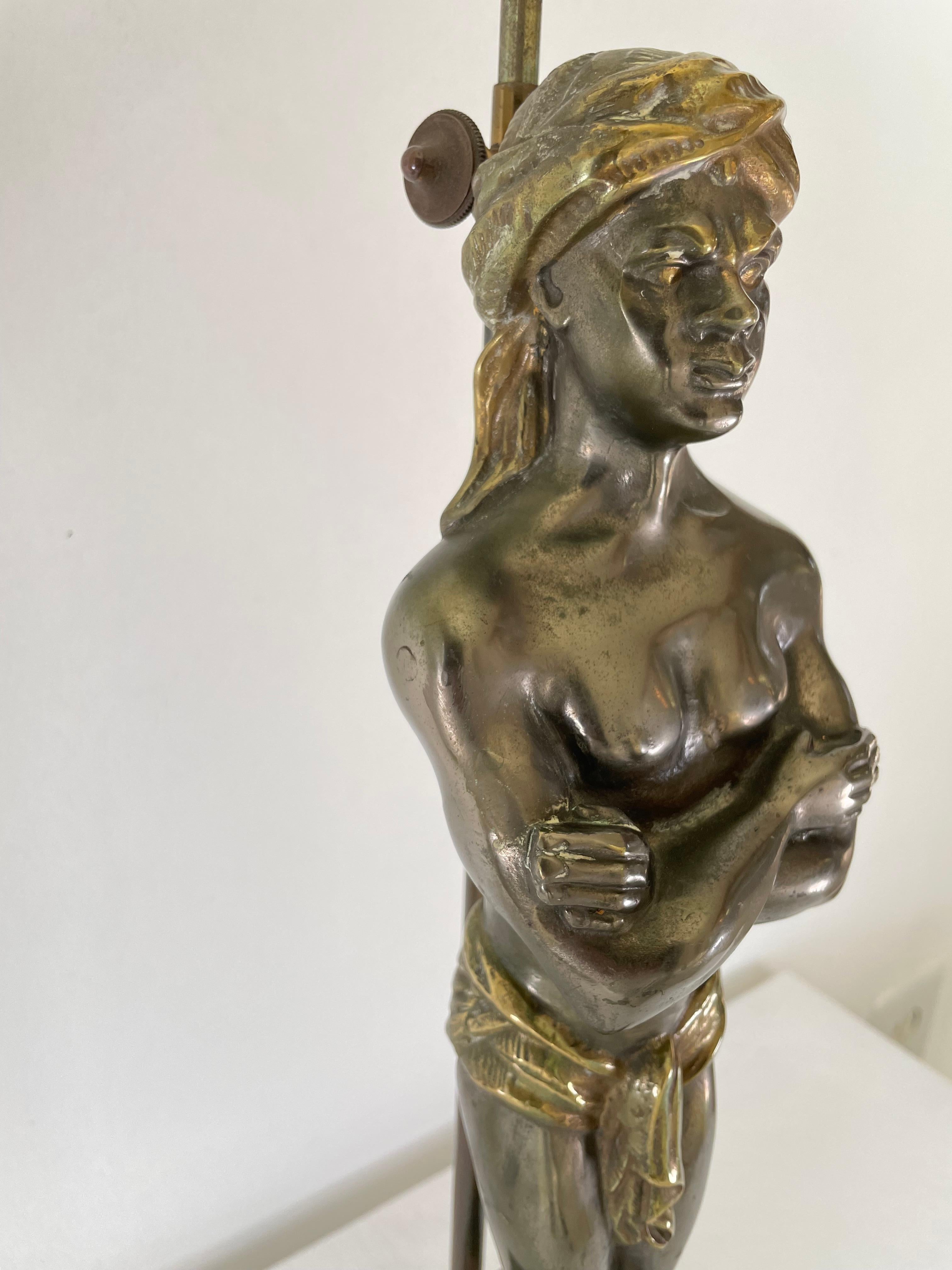 Bronze Lampe de bureau néoclassique nubiane en bronze  en vente