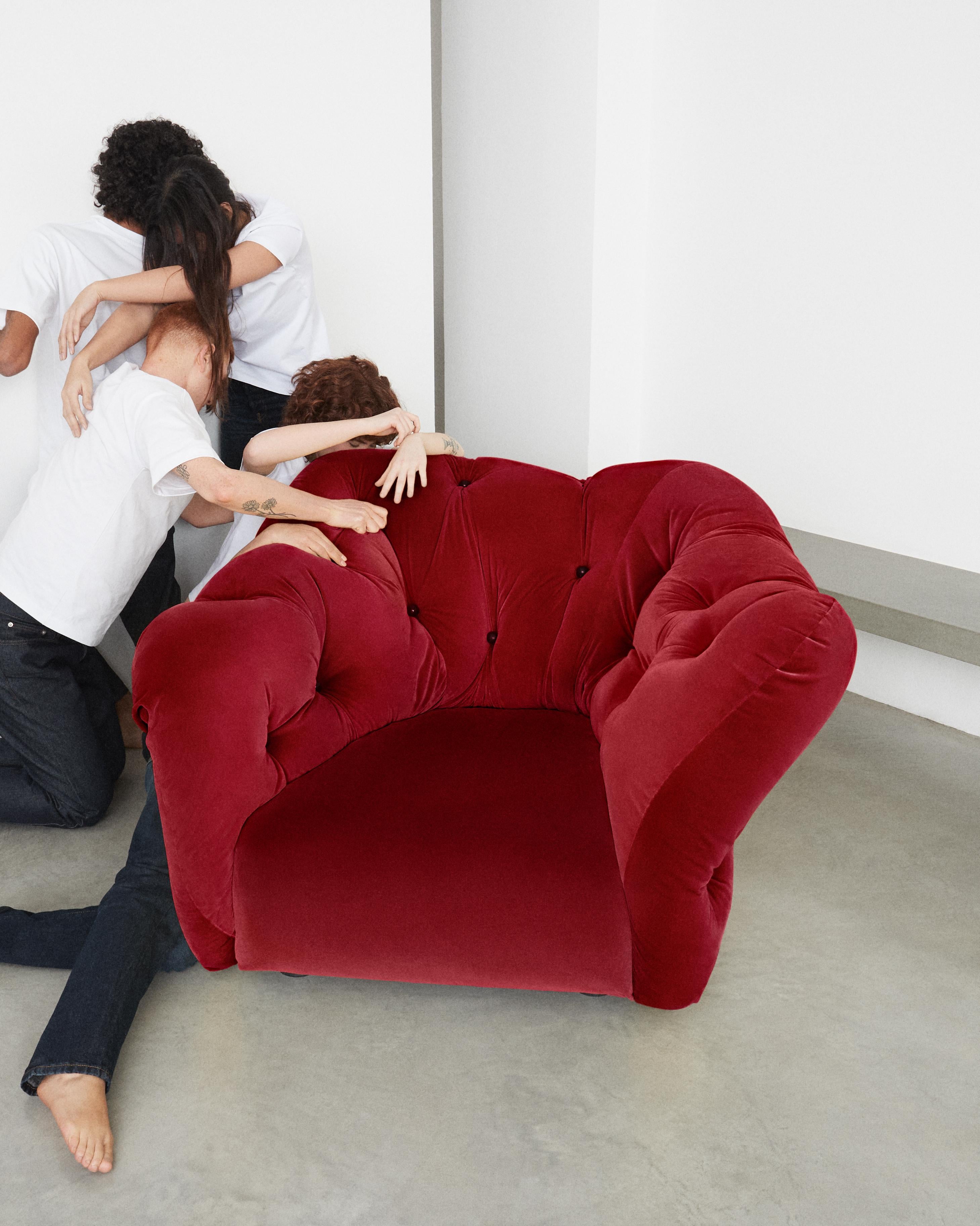 Un canapé élégant, associant une assise solide à un dossier moelleux en mousse de polyuréthane, moulé comme les bouffées d'un nuage. Disponible en trois variantes : deux places, trois places et un fauteuil.

Aérien comme la meilleure des idées et
