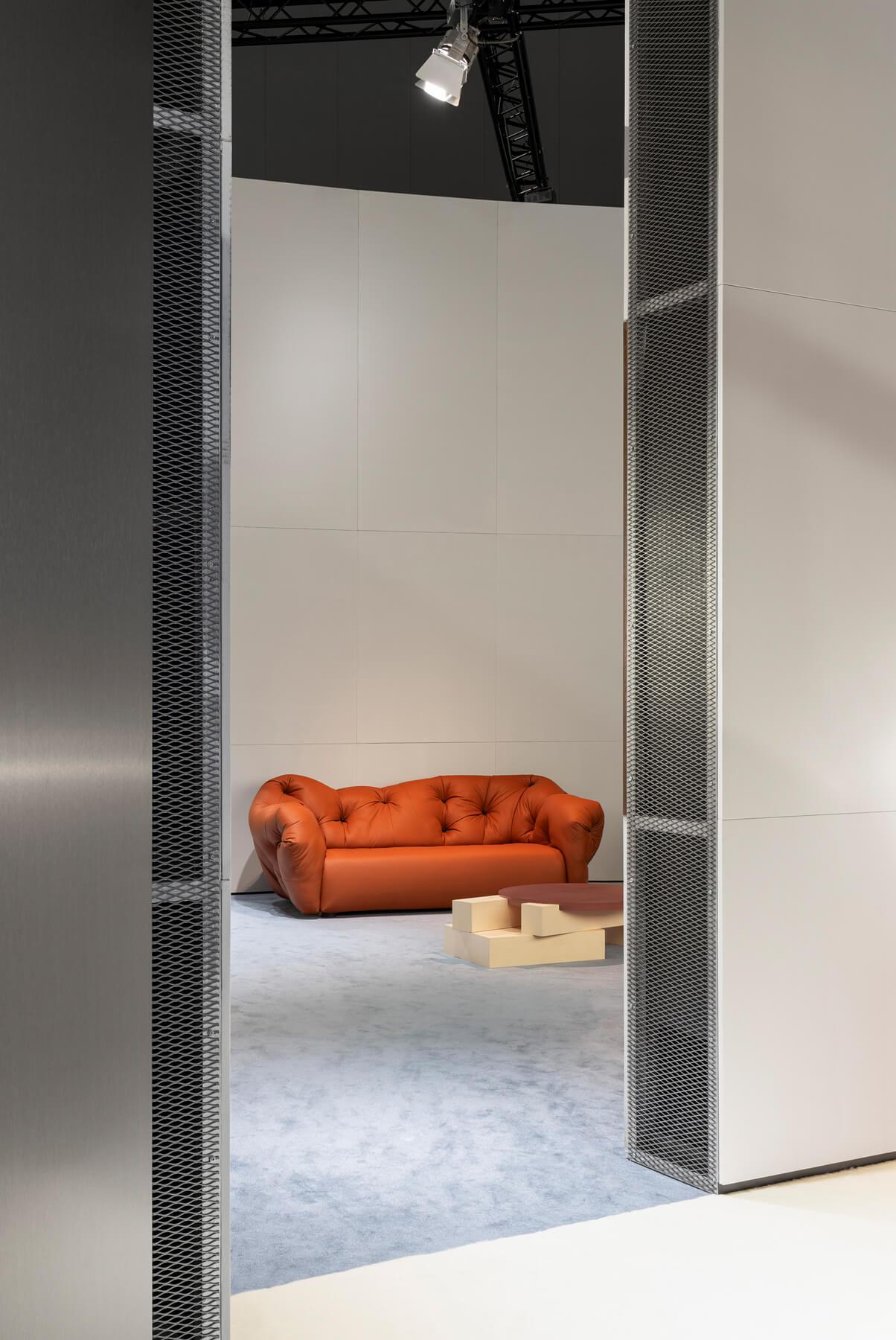 Un divano elegante, che combina una seduta solida con un morbido schienale in poliuretano espanso, modellato come i soffi di una nuvola. Disponibile in tre varianti: due posti, tre posti e poltrona singola.

Ariosa come la migliore delle idee e