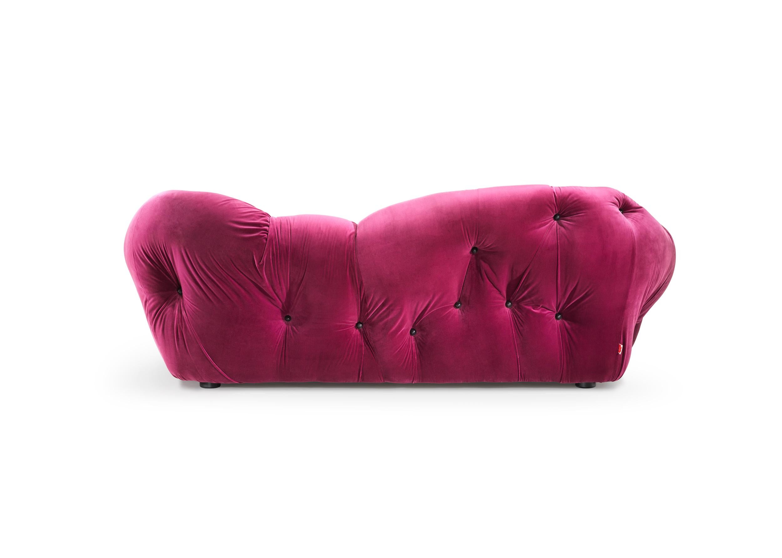 Un divano elegante, che combina una seduta solida con un morbido schienale in poliuretano espanso, modellato come i soffi di una nuvola. Disponibile in tre varianti: due posti, tre posti e poltrona singola.

Ariosa come la migliore delle idee e