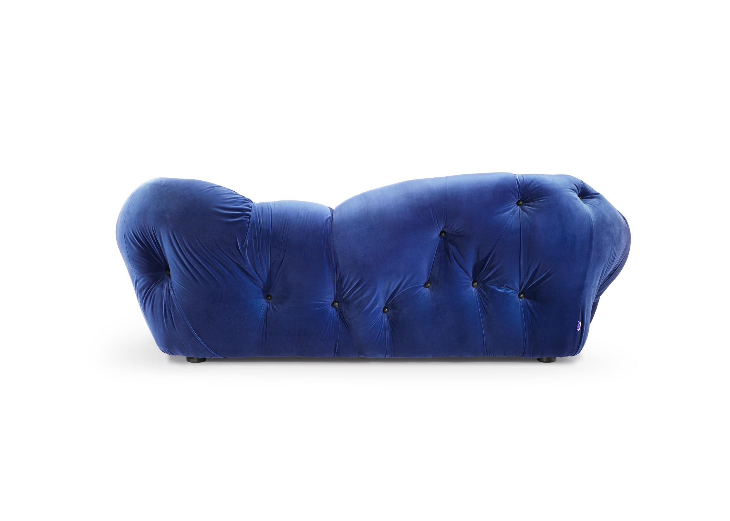 An elegant sofa, combining a solid seat with a soft backrest in polyurethane foam, moulded like puffs of a cloud. Available in three variants: two-seater, three-seater and single armchair

Airy like the best of ideas, and solid as a luxurious sofa,