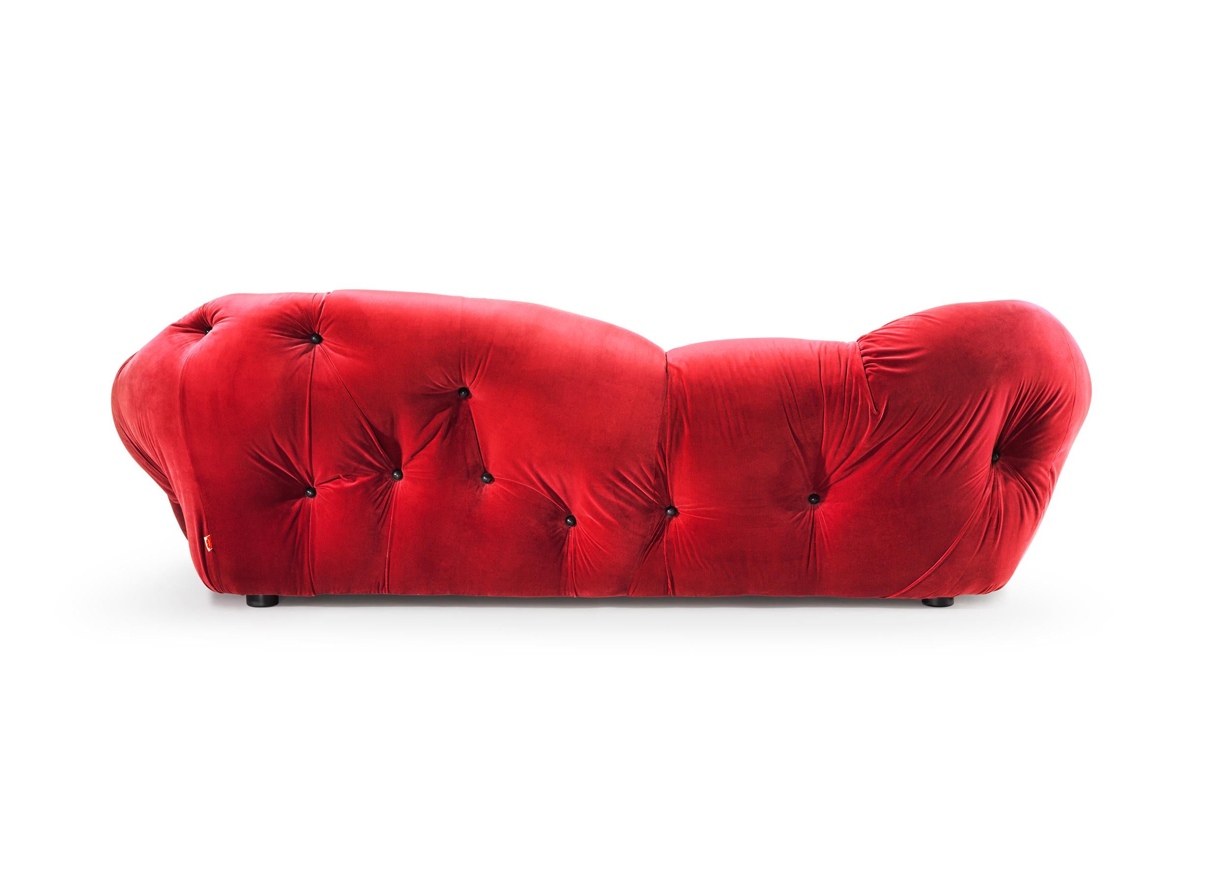 Un canapé élégant, associant une assise solide à un dossier moelleux en mousse de polyuréthane, moulé comme les bouffées d'un nuage. Disponible en trois variantes : deux places, trois places et un fauteuil.

Aérien comme la meilleure des idées et