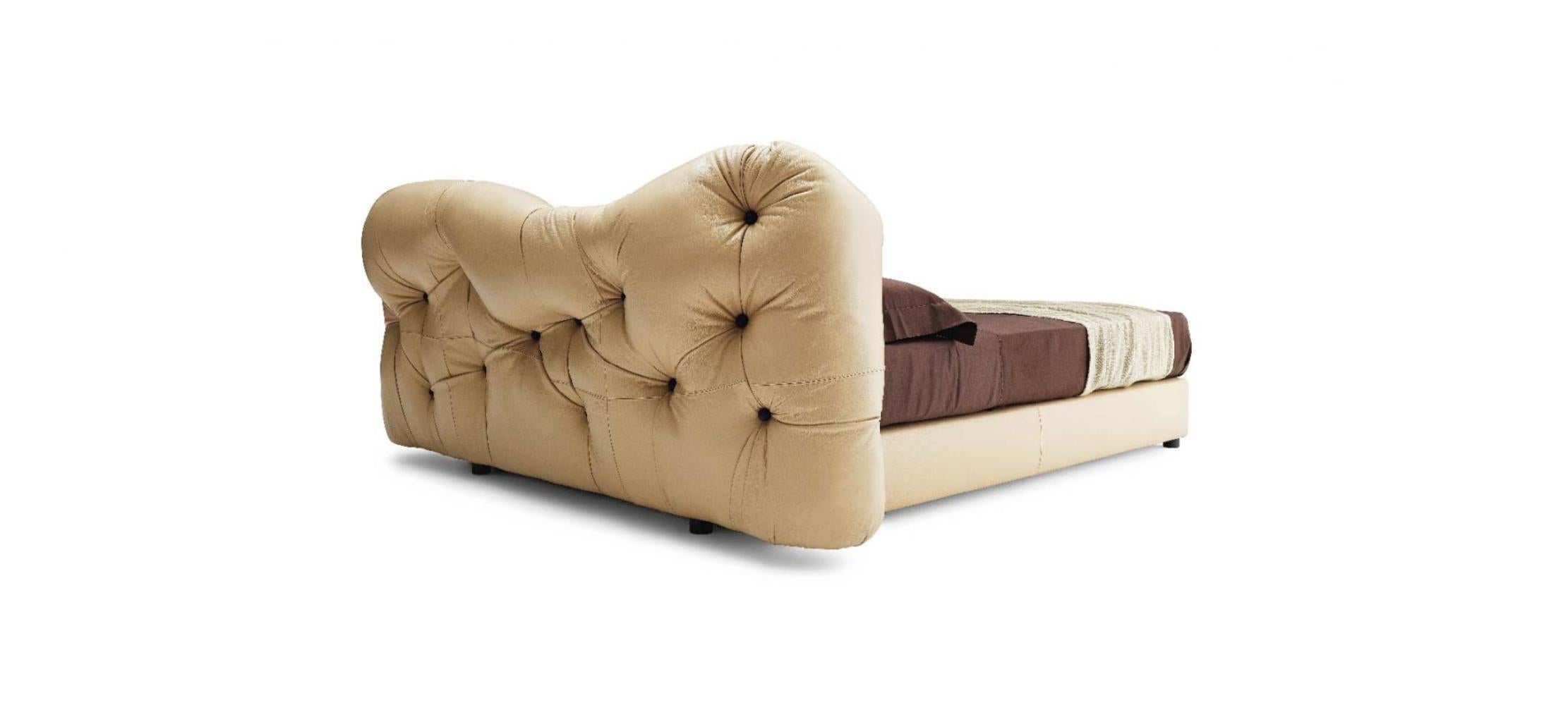 Il letto Nubola, disegnato da Gaetano Pesce, traduce l'inconfondibile morbidezza e l'identità espressiva della collezione Nubola in un paesaggio del sonno scultoreo e avvolgente. I suoi volumi simili a nuvole, i contorni irregolari e le forme